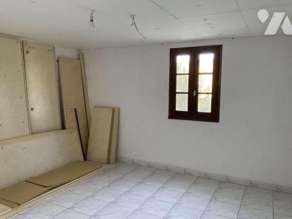 A VENDRE : Maison contemporaine de plain-pied sur sous-sol, en bon état et située sur 3.427m², ...