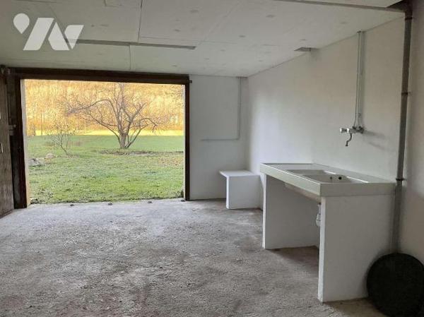 A VENDRE : Maison contemporaine de plain-pied sur sous-sol, en bon état et située sur 3.427m², ...