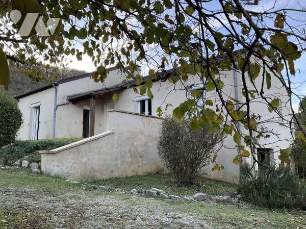 A VENDRE : Maison contemporaine de plain-pied sur sous-sol, en bon état et située sur 3.427m², ...