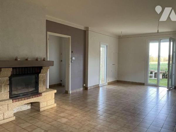 A VENDRE : Maison contemporaine de plain-pied sur sous-sol, en bon état et située sur 3.427m², ...