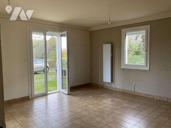 A VENDRE : Maison contemporaine de plain-pied sur sous-sol, en bon état et située sur 3.427m², ...