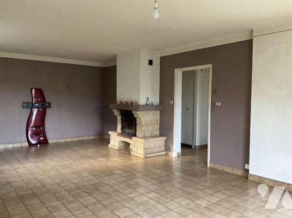 A VENDRE : Maison contemporaine de plain-pied sur sous-sol, en bon état et située sur 3.427m², ...