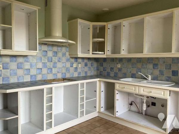 A VENDRE : Maison contemporaine de plain-pied sur sous-sol, en bon état et située sur 3.427m², ...