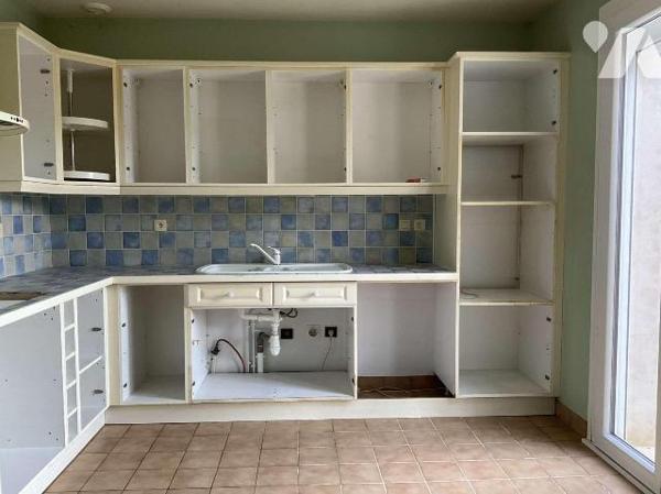 A VENDRE : Maison contemporaine de plain-pied sur sous-sol, en bon état et située sur 3.427m², ...