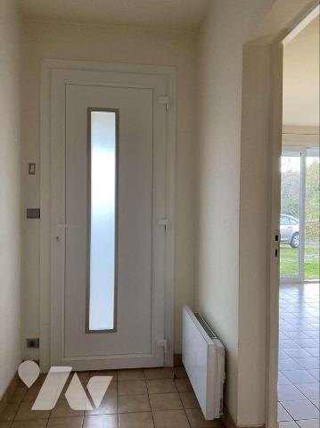 A VENDRE : Maison contemporaine de plain-pied sur sous-sol, en bon état et située sur 3.427m², ...