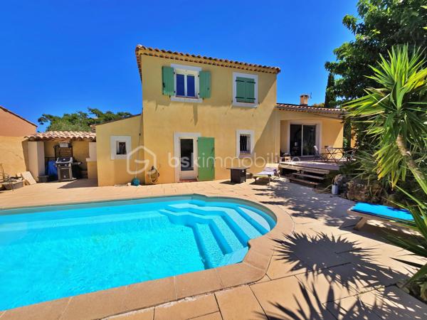 Garage, piscine, grande terrasse, 4 chambres, 2 salles d’eau et belle pièce de vie ouverte sur l’extérieur : une maison familiale complète, confortable et parfaitement équipée, dans un secteur résidentiel recherché et préservé des regards.
Dans l’un des secteurs recherchés et résidentiels de Gignac-la-Nerthe, au calme et à proximité des commerces et des écoles, découvrez cette agréable maison familiale de 121 m² habitables, construite en 2002 sur une parcelle de 700 m².
LES ATOUTS EN UN COUP D’ŒIL
Un extérieur privilégié
•	Terrain de 700 m²
•	Grande terrasse
•	Jardin d’agrément verdoyant
•	Piscine
•	Aucun vis-à-vis
•	Garage
Une maison pensée pour la vie de famille
•	121 m² habitables
•	4 chambres
•	Grande pièce de vie
•	Cuisine ouverte aménagée et équipée
•	Chambre avec accès direct à la piscine
•	Salle d’eau avec WC au niveau inférieur
•	Grande buanderie
•	Nombreux rangements
Des équipements performants
•	DPE classé B
•	Chauffage et climatisation gainables
•	Panneaux photovoltaïques
•	Chauffe-eau thermodynamique
•	Cheminée avec insert
•	Système d’alarme
•	Four à pizza
UNE BELLE PIÈCE DE VIE AU CŒUR DE LA MAISON
Le niveau principal s’organise autour d’une vaste pièce de vie, particulièrement conviviale, réunissant un espace salon avec cheminée avec insert, un espace séjour et une cuisine ouverte aménagée et équipée.
Les différents espaces communiquent naturellement et offrent une belle sensation de volume et de convivialité.
Le salon bénéficie d’une ouverture directe sur la grande terrasse et le jardin, permettant de profiter pleinement des extérieurs et de créer une agréable continuité entre intérieur et extérieur.
UNE ORGANISATION FAMILIALE PARTICULIÈREMENT FONCTIONNELLE
La maison est organisée sur deux niveaux avec un demi-niveau, ce qui lui confère une distribution agréable et originale.
Dès l’entrée, plusieurs espaces de rangement facilitent l’organisation du quotidien.
Le demi-niveau inférieur accueille une grande buanderie, particulièrement pratique pour une famille, ainsi qu’un accès direct au garage.
Ce même niveau dispose également d’une chambre bénéficiant d’un accès direct à la piscine, ainsi que d’une salle d’eau avec WC. Un espace particulièrement pratique pour une famille ou pour recevoir des amis.
À l’étage, l’espace nuit accueille trois chambres, ainsi qu’une salle de bains et un WC indépendant.
La maison offre ainsi quatre chambres au total, avec une répartition particulièrement adaptée à la vie familiale.
UN EXTÉRIEUR IDÉAL POUR PROFITER DES BEAUX JOURS
Implantée sur une parcelle de 700 m², la maison bénéficie d’un extérieur particulièrement agréable et préservé des regards, sans aucun vis-à-vis.
La grande terrasse, véritable prolongement de la pièce de vie, permet d’aménager un agréable espace repas et un salon extérieur pour profiter pleinement des beaux jours.
La piscine vient compléter cet espace de vie extérieur et invite à profiter des journées ensoleillées en famille ou entre amis.
Un espace convivial avec four à pizza vient également compléter cet extérieur, tandis que quelques espaces verts et un jardin d’agrément verdoyant entourent la maison et apportent une agréable touche de verdure à l’ensemble.
UN EMPLACEMENT RECHERCHÉ
Située dans un quartier calme et agréable de Gignac-la-Nerthe, cette maison bénéficie d’un environnement résidentiel tout en restant à proximité des commerces et des écoles.
Elle conviendra parfaitement à une famille recherchant une maison confortable, fonctionnelle et bien équipée, avec un véritable espace extérieur et la possibilité de recevoir famille ou amis dans d’excellentes conditions.
Une maison familiale complète et agréable à vivre, idéale pour une famille à la recherche d’espace, de confort et d’un extérieur privilégié, tout en bénéficiant d’une distribution particulièrement fonctionnelle.
À découvrir rapidement !
Fabrice Geneuil – BSK Immobilier
Votre projet immobilier est ma priorité.