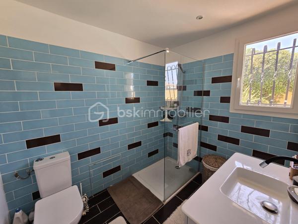 Garage, piscine, grande terrasse, 4 chambres, 2 salles d’eau et belle pièce de vie ouverte sur l’extérieur : une maison familiale complète, confortable et parfaitement équipée, dans un secteur résidentiel recherché et préservé des regards.
Dans l’un des secteurs recherchés et résidentiels de Gignac-la-Nerthe, au calme et à proximité des commerces et des écoles, découvrez cette agréable maison familiale de 121 m² habitables, construite en 2002 sur une parcelle de 700 m².
LES ATOUTS EN UN COUP D’ŒIL
Un extérieur privilégié
•	Terrain de 700 m²
•	Grande terrasse
•	Jardin d’agrément verdoyant
•	Piscine
•	Aucun vis-à-vis
•	Garage
Une maison pensée pour la vie de famille
•	121 m² habitables
•	4 chambres
•	Grande pièce de vie
•	Cuisine ouverte aménagée et équipée
•	Chambre avec accès direct à la piscine
•	Salle d’eau avec WC au niveau inférieur
•	Grande buanderie
•	Nombreux rangements
Des équipements performants
•	DPE classé B
•	Chauffage et climatisation gainables
•	Panneaux photovoltaïques
•	Chauffe-eau thermodynamique
•	Cheminée avec insert
•	Système d’alarme
•	Four à pizza
UNE BELLE PIÈCE DE VIE AU CŒUR DE LA MAISON
Le niveau principal s’organise autour d’une vaste pièce de vie, particulièrement conviviale, réunissant un espace salon avec cheminée avec insert, un espace séjour et une cuisine ouverte aménagée et équipée.
Les différents espaces communiquent naturellement et offrent une belle sensation de volume et de convivialité.
Le salon bénéficie d’une ouverture directe sur la grande terrasse et le jardin, permettant de profiter pleinement des extérieurs et de créer une agréable continuité entre intérieur et extérieur.
UNE ORGANISATION FAMILIALE PARTICULIÈREMENT FONCTIONNELLE
La maison est organisée sur deux niveaux avec un demi-niveau, ce qui lui confère une distribution agréable et originale.
Dès l’entrée, plusieurs espaces de rangement facilitent l’organisation du quotidien.
Le demi-niveau inférieur accueille une grande buanderie, particulièrement pratique pour une famille, ainsi qu’un accès direct au garage.
Ce même niveau dispose également d’une chambre bénéficiant d’un accès direct à la piscine, ainsi que d’une salle d’eau avec WC. Un espace particulièrement pratique pour une famille ou pour recevoir des amis.
À l’étage, l’espace nuit accueille trois chambres, ainsi qu’une salle de bains et un WC indépendant.
La maison offre ainsi quatre chambres au total, avec une répartition particulièrement adaptée à la vie familiale.
UN EXTÉRIEUR IDÉAL POUR PROFITER DES BEAUX JOURS
Implantée sur une parcelle de 700 m², la maison bénéficie d’un extérieur particulièrement agréable et préservé des regards, sans aucun vis-à-vis.
La grande terrasse, véritable prolongement de la pièce de vie, permet d’aménager un agréable espace repas et un salon extérieur pour profiter pleinement des beaux jours.
La piscine vient compléter cet espace de vie extérieur et invite à profiter des journées ensoleillées en famille ou entre amis.
Un espace convivial avec four à pizza vient également compléter cet extérieur, tandis que quelques espaces verts et un jardin d’agrément verdoyant entourent la maison et apportent une agréable touche de verdure à l’ensemble.
UN EMPLACEMENT RECHERCHÉ
Située dans un quartier calme et agréable de Gignac-la-Nerthe, cette maison bénéficie d’un environnement résidentiel tout en restant à proximité des commerces et des écoles.
Elle conviendra parfaitement à une famille recherchant une maison confortable, fonctionnelle et bien équipée, avec un véritable espace extérieur et la possibilité de recevoir famille ou amis dans d’excellentes conditions.
Une maison familiale complète et agréable à vivre, idéale pour une famille à la recherche d’espace, de confort et d’un extérieur privilégié, tout en bénéficiant d’une distribution particulièrement fonctionnelle.
À découvrir rapidement !
Fabrice Geneuil – BSK Immobilier
Votre projet immobilier est ma priorité.