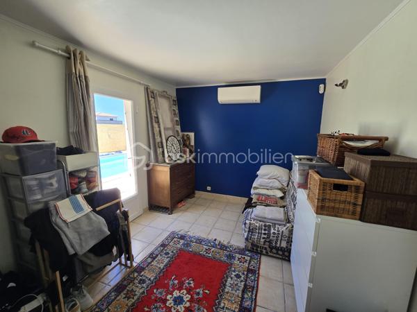 Garage, piscine, grande terrasse, 4 chambres, 2 salles d’eau et belle pièce de vie ouverte sur l’extérieur : une maison familiale complète, confortable et parfaitement équipée, dans un secteur résidentiel recherché et préservé des regards.
Dans l’un des secteurs recherchés et résidentiels de Gignac-la-Nerthe, au calme et à proximité des commerces et des écoles, découvrez cette agréable maison familiale de 121 m² habitables, construite en 2002 sur une parcelle de 700 m².
LES ATOUTS EN UN COUP D’ŒIL
Un extérieur privilégié
•	Terrain de 700 m²
•	Grande terrasse
•	Jardin d’agrément verdoyant
•	Piscine
•	Aucun vis-à-vis
•	Garage
Une maison pensée pour la vie de famille
•	121 m² habitables
•	4 chambres
•	Grande pièce de vie
•	Cuisine ouverte aménagée et équipée
•	Chambre avec accès direct à la piscine
•	Salle d’eau avec WC au niveau inférieur
•	Grande buanderie
•	Nombreux rangements
Des équipements performants
•	DPE classé B
•	Chauffage et climatisation gainables
•	Panneaux photovoltaïques
•	Chauffe-eau thermodynamique
•	Cheminée avec insert
•	Système d’alarme
•	Four à pizza
UNE BELLE PIÈCE DE VIE AU CŒUR DE LA MAISON
Le niveau principal s’organise autour d’une vaste pièce de vie, particulièrement conviviale, réunissant un espace salon avec cheminée avec insert, un espace séjour et une cuisine ouverte aménagée et équipée.
Les différents espaces communiquent naturellement et offrent une belle sensation de volume et de convivialité.
Le salon bénéficie d’une ouverture directe sur la grande terrasse et le jardin, permettant de profiter pleinement des extérieurs et de créer une agréable continuité entre intérieur et extérieur.
UNE ORGANISATION FAMILIALE PARTICULIÈREMENT FONCTIONNELLE
La maison est organisée sur deux niveaux avec un demi-niveau, ce qui lui confère une distribution agréable et originale.
Dès l’entrée, plusieurs espaces de rangement facilitent l’organisation du quotidien.
Le demi-niveau inférieur accueille une grande buanderie, particulièrement pratique pour une famille, ainsi qu’un accès direct au garage.
Ce même niveau dispose également d’une chambre bénéficiant d’un accès direct à la piscine, ainsi que d’une salle d’eau avec WC. Un espace particulièrement pratique pour une famille ou pour recevoir des amis.
À l’étage, l’espace nuit accueille trois chambres, ainsi qu’une salle de bains et un WC indépendant.
La maison offre ainsi quatre chambres au total, avec une répartition particulièrement adaptée à la vie familiale.
UN EXTÉRIEUR IDÉAL POUR PROFITER DES BEAUX JOURS
Implantée sur une parcelle de 700 m², la maison bénéficie d’un extérieur particulièrement agréable et préservé des regards, sans aucun vis-à-vis.
La grande terrasse, véritable prolongement de la pièce de vie, permet d’aménager un agréable espace repas et un salon extérieur pour profiter pleinement des beaux jours.
La piscine vient compléter cet espace de vie extérieur et invite à profiter des journées ensoleillées en famille ou entre amis.
Un espace convivial avec four à pizza vient également compléter cet extérieur, tandis que quelques espaces verts et un jardin d’agrément verdoyant entourent la maison et apportent une agréable touche de verdure à l’ensemble.
UN EMPLACEMENT RECHERCHÉ
Située dans un quartier calme et agréable de Gignac-la-Nerthe, cette maison bénéficie d’un environnement résidentiel tout en restant à proximité des commerces et des écoles.
Elle conviendra parfaitement à une famille recherchant une maison confortable, fonctionnelle et bien équipée, avec un véritable espace extérieur et la possibilité de recevoir famille ou amis dans d’excellentes conditions.
Une maison familiale complète et agréable à vivre, idéale pour une famille à la recherche d’espace, de confort et d’un extérieur privilégié, tout en bénéficiant d’une distribution particulièrement fonctionnelle.
À découvrir rapidement !
Fabrice Geneuil – BSK Immobilier
Votre projet immobilier est ma priorité.