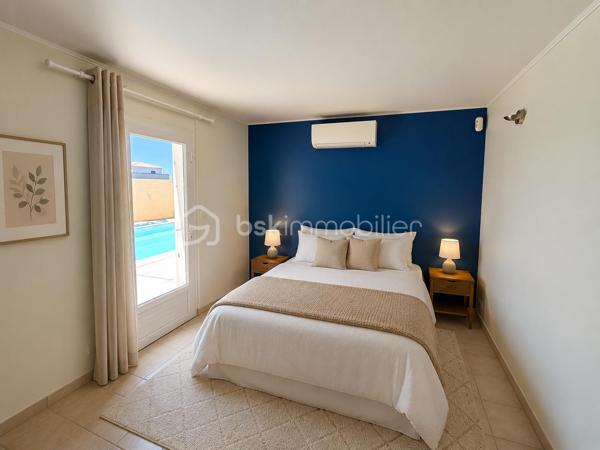 Garage, piscine, grande terrasse, 4 chambres, 2 salles d’eau et belle pièce de vie ouverte sur l’extérieur : une maison familiale complète, confortable et parfaitement équipée, dans un secteur résidentiel recherché et préservé des regards.
Dans l’un des secteurs recherchés et résidentiels de Gignac-la-Nerthe, au calme et à proximité des commerces et des écoles, découvrez cette agréable maison familiale de 121 m² habitables, construite en 2002 sur une parcelle de 700 m².
LES ATOUTS EN UN COUP D’ŒIL
Un extérieur privilégié
•	Terrain de 700 m²
•	Grande terrasse
•	Jardin d’agrément verdoyant
•	Piscine
•	Aucun vis-à-vis
•	Garage
Une maison pensée pour la vie de famille
•	121 m² habitables
•	4 chambres
•	Grande pièce de vie
•	Cuisine ouverte aménagée et équipée
•	Chambre avec accès direct à la piscine
•	Salle d’eau avec WC au niveau inférieur
•	Grande buanderie
•	Nombreux rangements
Des équipements performants
•	DPE classé B
•	Chauffage et climatisation gainables
•	Panneaux photovoltaïques
•	Chauffe-eau thermodynamique
•	Cheminée avec insert
•	Système d’alarme
•	Four à pizza
UNE BELLE PIÈCE DE VIE AU CŒUR DE LA MAISON
Le niveau principal s’organise autour d’une vaste pièce de vie, particulièrement conviviale, réunissant un espace salon avec cheminée avec insert, un espace séjour et une cuisine ouverte aménagée et équipée.
Les différents espaces communiquent naturellement et offrent une belle sensation de volume et de convivialité.
Le salon bénéficie d’une ouverture directe sur la grande terrasse et le jardin, permettant de profiter pleinement des extérieurs et de créer une agréable continuité entre intérieur et extérieur.
UNE ORGANISATION FAMILIALE PARTICULIÈREMENT FONCTIONNELLE
La maison est organisée sur deux niveaux avec un demi-niveau, ce qui lui confère une distribution agréable et originale.
Dès l’entrée, plusieurs espaces de rangement facilitent l’organisation du quotidien.
Le demi-niveau inférieur accueille une grande buanderie, particulièrement pratique pour une famille, ainsi qu’un accès direct au garage.
Ce même niveau dispose également d’une chambre bénéficiant d’un accès direct à la piscine, ainsi que d’une salle d’eau avec WC. Un espace particulièrement pratique pour une famille ou pour recevoir des amis.
À l’étage, l’espace nuit accueille trois chambres, ainsi qu’une salle de bains et un WC indépendant.
La maison offre ainsi quatre chambres au total, avec une répartition particulièrement adaptée à la vie familiale.
UN EXTÉRIEUR IDÉAL POUR PROFITER DES BEAUX JOURS
Implantée sur une parcelle de 700 m², la maison bénéficie d’un extérieur particulièrement agréable et préservé des regards, sans aucun vis-à-vis.
La grande terrasse, véritable prolongement de la pièce de vie, permet d’aménager un agréable espace repas et un salon extérieur pour profiter pleinement des beaux jours.
La piscine vient compléter cet espace de vie extérieur et invite à profiter des journées ensoleillées en famille ou entre amis.
Un espace convivial avec four à pizza vient également compléter cet extérieur, tandis que quelques espaces verts et un jardin d’agrément verdoyant entourent la maison et apportent une agréable touche de verdure à l’ensemble.
UN EMPLACEMENT RECHERCHÉ
Située dans un quartier calme et agréable de Gignac-la-Nerthe, cette maison bénéficie d’un environnement résidentiel tout en restant à proximité des commerces et des écoles.
Elle conviendra parfaitement à une famille recherchant une maison confortable, fonctionnelle et bien équipée, avec un véritable espace extérieur et la possibilité de recevoir famille ou amis dans d’excellentes conditions.
Une maison familiale complète et agréable à vivre, idéale pour une famille à la recherche d’espace, de confort et d’un extérieur privilégié, tout en bénéficiant d’une distribution particulièrement fonctionnelle.
À découvrir rapidement !
Fabrice Geneuil – BSK Immobilier
Votre projet immobilier est ma priorité.