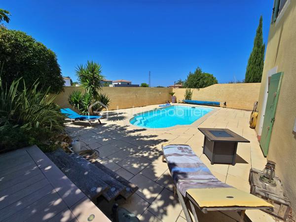 Garage, piscine, grande terrasse, 4 chambres, 2 salles d’eau et belle pièce de vie ouverte sur l’extérieur : une maison familiale complète, confortable et parfaitement équipée, dans un secteur résidentiel recherché et préservé des regards.
Dans l’un des secteurs recherchés et résidentiels de Gignac-la-Nerthe, au calme et à proximité des commerces et des écoles, découvrez cette agréable maison familiale de 121 m² habitables, construite en 2002 sur une parcelle de 700 m².
LES ATOUTS EN UN COUP D’ŒIL
Un extérieur privilégié
•	Terrain de 700 m²
•	Grande terrasse
•	Jardin d’agrément verdoyant
•	Piscine
•	Aucun vis-à-vis
•	Garage
Une maison pensée pour la vie de famille
•	121 m² habitables
•	4 chambres
•	Grande pièce de vie
•	Cuisine ouverte aménagée et équipée
•	Chambre avec accès direct à la piscine
•	Salle d’eau avec WC au niveau inférieur
•	Grande buanderie
•	Nombreux rangements
Des équipements performants
•	DPE classé B
•	Chauffage et climatisation gainables
•	Panneaux photovoltaïques
•	Chauffe-eau thermodynamique
•	Cheminée avec insert
•	Système d’alarme
•	Four à pizza
UNE BELLE PIÈCE DE VIE AU CŒUR DE LA MAISON
Le niveau principal s’organise autour d’une vaste pièce de vie, particulièrement conviviale, réunissant un espace salon avec cheminée avec insert, un espace séjour et une cuisine ouverte aménagée et équipée.
Les différents espaces communiquent naturellement et offrent une belle sensation de volume et de convivialité.
Le salon bénéficie d’une ouverture directe sur la grande terrasse et le jardin, permettant de profiter pleinement des extérieurs et de créer une agréable continuité entre intérieur et extérieur.
UNE ORGANISATION FAMILIALE PARTICULIÈREMENT FONCTIONNELLE
La maison est organisée sur deux niveaux avec un demi-niveau, ce qui lui confère une distribution agréable et originale.
Dès l’entrée, plusieurs espaces de rangement facilitent l’organisation du quotidien.
Le demi-niveau inférieur accueille une grande buanderie, particulièrement pratique pour une famille, ainsi qu’un accès direct au garage.
Ce même niveau dispose également d’une chambre bénéficiant d’un accès direct à la piscine, ainsi que d’une salle d’eau avec WC. Un espace particulièrement pratique pour une famille ou pour recevoir des amis.
À l’étage, l’espace nuit accueille trois chambres, ainsi qu’une salle de bains et un WC indépendant.
La maison offre ainsi quatre chambres au total, avec une répartition particulièrement adaptée à la vie familiale.
UN EXTÉRIEUR IDÉAL POUR PROFITER DES BEAUX JOURS
Implantée sur une parcelle de 700 m², la maison bénéficie d’un extérieur particulièrement agréable et préservé des regards, sans aucun vis-à-vis.
La grande terrasse, véritable prolongement de la pièce de vie, permet d’aménager un agréable espace repas et un salon extérieur pour profiter pleinement des beaux jours.
La piscine vient compléter cet espace de vie extérieur et invite à profiter des journées ensoleillées en famille ou entre amis.
Un espace convivial avec four à pizza vient également compléter cet extérieur, tandis que quelques espaces verts et un jardin d’agrément verdoyant entourent la maison et apportent une agréable touche de verdure à l’ensemble.
UN EMPLACEMENT RECHERCHÉ
Située dans un quartier calme et agréable de Gignac-la-Nerthe, cette maison bénéficie d’un environnement résidentiel tout en restant à proximité des commerces et des écoles.
Elle conviendra parfaitement à une famille recherchant une maison confortable, fonctionnelle et bien équipée, avec un véritable espace extérieur et la possibilité de recevoir famille ou amis dans d’excellentes conditions.
Une maison familiale complète et agréable à vivre, idéale pour une famille à la recherche d’espace, de confort et d’un extérieur privilégié, tout en bénéficiant d’une distribution particulièrement fonctionnelle.
À découvrir rapidement !
Fabrice Geneuil – BSK Immobilier
Votre projet immobilier est ma priorité.