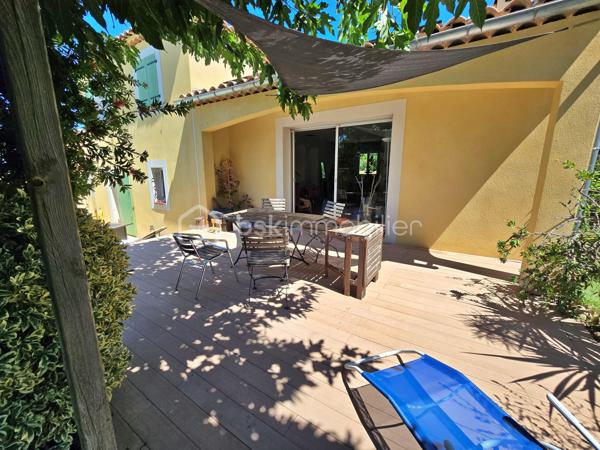 Garage, piscine, grande terrasse, 4 chambres, 2 salles d’eau et belle pièce de vie ouverte sur l’extérieur : une maison familiale complète, confortable et parfaitement équipée, dans un secteur résidentiel recherché et préservé des regards.
Dans l’un des secteurs recherchés et résidentiels de Gignac-la-Nerthe, au calme et à proximité des commerces et des écoles, découvrez cette agréable maison familiale de 121 m² habitables, construite en 2002 sur une parcelle de 700 m².
LES ATOUTS EN UN COUP D’ŒIL
Un extérieur privilégié
•	Terrain de 700 m²
•	Grande terrasse
•	Jardin d’agrément verdoyant
•	Piscine
•	Aucun vis-à-vis
•	Garage
Une maison pensée pour la vie de famille
•	121 m² habitables
•	4 chambres
•	Grande pièce de vie
•	Cuisine ouverte aménagée et équipée
•	Chambre avec accès direct à la piscine
•	Salle d’eau avec WC au niveau inférieur
•	Grande buanderie
•	Nombreux rangements
Des équipements performants
•	DPE classé B
•	Chauffage et climatisation gainables
•	Panneaux photovoltaïques
•	Chauffe-eau thermodynamique
•	Cheminée avec insert
•	Système d’alarme
•	Four à pizza
UNE BELLE PIÈCE DE VIE AU CŒUR DE LA MAISON
Le niveau principal s’organise autour d’une vaste pièce de vie, particulièrement conviviale, réunissant un espace salon avec cheminée avec insert, un espace séjour et une cuisine ouverte aménagée et équipée.
Les différents espaces communiquent naturellement et offrent une belle sensation de volume et de convivialité.
Le salon bénéficie d’une ouverture directe sur la grande terrasse et le jardin, permettant de profiter pleinement des extérieurs et de créer une agréable continuité entre intérieur et extérieur.
UNE ORGANISATION FAMILIALE PARTICULIÈREMENT FONCTIONNELLE
La maison est organisée sur deux niveaux avec un demi-niveau, ce qui lui confère une distribution agréable et originale.
Dès l’entrée, plusieurs espaces de rangement facilitent l’organisation du quotidien.
Le demi-niveau inférieur accueille une grande buanderie, particulièrement pratique pour une famille, ainsi qu’un accès direct au garage.
Ce même niveau dispose également d’une chambre bénéficiant d’un accès direct à la piscine, ainsi que d’une salle d’eau avec WC. Un espace particulièrement pratique pour une famille ou pour recevoir des amis.
À l’étage, l’espace nuit accueille trois chambres, ainsi qu’une salle de bains et un WC indépendant.
La maison offre ainsi quatre chambres au total, avec une répartition particulièrement adaptée à la vie familiale.
UN EXTÉRIEUR IDÉAL POUR PROFITER DES BEAUX JOURS
Implantée sur une parcelle de 700 m², la maison bénéficie d’un extérieur particulièrement agréable et préservé des regards, sans aucun vis-à-vis.
La grande terrasse, véritable prolongement de la pièce de vie, permet d’aménager un agréable espace repas et un salon extérieur pour profiter pleinement des beaux jours.
La piscine vient compléter cet espace de vie extérieur et invite à profiter des journées ensoleillées en famille ou entre amis.
Un espace convivial avec four à pizza vient également compléter cet extérieur, tandis que quelques espaces verts et un jardin d’agrément verdoyant entourent la maison et apportent une agréable touche de verdure à l’ensemble.
UN EMPLACEMENT RECHERCHÉ
Située dans un quartier calme et agréable de Gignac-la-Nerthe, cette maison bénéficie d’un environnement résidentiel tout en restant à proximité des commerces et des écoles.
Elle conviendra parfaitement à une famille recherchant une maison confortable, fonctionnelle et bien équipée, avec un véritable espace extérieur et la possibilité de recevoir famille ou amis dans d’excellentes conditions.
Une maison familiale complète et agréable à vivre, idéale pour une famille à la recherche d’espace, de confort et d’un extérieur privilégié, tout en bénéficiant d’une distribution particulièrement fonctionnelle.
À découvrir rapidement !
Fabrice Geneuil – BSK Immobilier
Votre projet immobilier est ma priorité.