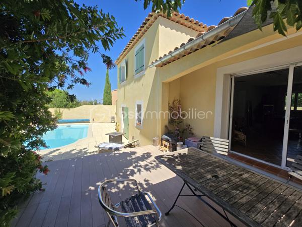 Garage, piscine, grande terrasse, 4 chambres, 2 salles d’eau et belle pièce de vie ouverte sur l’extérieur : une maison familiale complète, confortable et parfaitement équipée, dans un secteur résidentiel recherché et préservé des regards.
Dans l’un des secteurs recherchés et résidentiels de Gignac-la-Nerthe, au calme et à proximité des commerces et des écoles, découvrez cette agréable maison familiale de 121 m² habitables, construite en 2002 sur une parcelle de 700 m².
LES ATOUTS EN UN COUP D’ŒIL
Un extérieur privilégié
•	Terrain de 700 m²
•	Grande terrasse
•	Jardin d’agrément verdoyant
•	Piscine
•	Aucun vis-à-vis
•	Garage
Une maison pensée pour la vie de famille
•	121 m² habitables
•	4 chambres
•	Grande pièce de vie
•	Cuisine ouverte aménagée et équipée
•	Chambre avec accès direct à la piscine
•	Salle d’eau avec WC au niveau inférieur
•	Grande buanderie
•	Nombreux rangements
Des équipements performants
•	DPE classé B
•	Chauffage et climatisation gainables
•	Panneaux photovoltaïques
•	Chauffe-eau thermodynamique
•	Cheminée avec insert
•	Système d’alarme
•	Four à pizza
UNE BELLE PIÈCE DE VIE AU CŒUR DE LA MAISON
Le niveau principal s’organise autour d’une vaste pièce de vie, particulièrement conviviale, réunissant un espace salon avec cheminée avec insert, un espace séjour et une cuisine ouverte aménagée et équipée.
Les différents espaces communiquent naturellement et offrent une belle sensation de volume et de convivialité.
Le salon bénéficie d’une ouverture directe sur la grande terrasse et le jardin, permettant de profiter pleinement des extérieurs et de créer une agréable continuité entre intérieur et extérieur.
UNE ORGANISATION FAMILIALE PARTICULIÈREMENT FONCTIONNELLE
La maison est organisée sur deux niveaux avec un demi-niveau, ce qui lui confère une distribution agréable et originale.
Dès l’entrée, plusieurs espaces de rangement facilitent l’organisation du quotidien.
Le demi-niveau inférieur accueille une grande buanderie, particulièrement pratique pour une famille, ainsi qu’un accès direct au garage.
Ce même niveau dispose également d’une chambre bénéficiant d’un accès direct à la piscine, ainsi que d’une salle d’eau avec WC. Un espace particulièrement pratique pour une famille ou pour recevoir des amis.
À l’étage, l’espace nuit accueille trois chambres, ainsi qu’une salle de bains et un WC indépendant.
La maison offre ainsi quatre chambres au total, avec une répartition particulièrement adaptée à la vie familiale.
UN EXTÉRIEUR IDÉAL POUR PROFITER DES BEAUX JOURS
Implantée sur une parcelle de 700 m², la maison bénéficie d’un extérieur particulièrement agréable et préservé des regards, sans aucun vis-à-vis.
La grande terrasse, véritable prolongement de la pièce de vie, permet d’aménager un agréable espace repas et un salon extérieur pour profiter pleinement des beaux jours.
La piscine vient compléter cet espace de vie extérieur et invite à profiter des journées ensoleillées en famille ou entre amis.
Un espace convivial avec four à pizza vient également compléter cet extérieur, tandis que quelques espaces verts et un jardin d’agrément verdoyant entourent la maison et apportent une agréable touche de verdure à l’ensemble.
UN EMPLACEMENT RECHERCHÉ
Située dans un quartier calme et agréable de Gignac-la-Nerthe, cette maison bénéficie d’un environnement résidentiel tout en restant à proximité des commerces et des écoles.
Elle conviendra parfaitement à une famille recherchant une maison confortable, fonctionnelle et bien équipée, avec un véritable espace extérieur et la possibilité de recevoir famille ou amis dans d’excellentes conditions.
Une maison familiale complète et agréable à vivre, idéale pour une famille à la recherche d’espace, de confort et d’un extérieur privilégié, tout en bénéficiant d’une distribution particulièrement fonctionnelle.
À découvrir rapidement !
Fabrice Geneuil – BSK Immobilier
Votre projet immobilier est ma priorité.