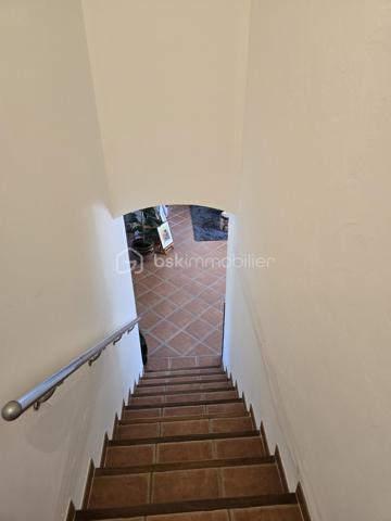 Garage, piscine, grande terrasse, 4 chambres, 2 salles d’eau et belle pièce de vie ouverte sur l’extérieur : une maison familiale complète, confortable et parfaitement équipée, dans un secteur résidentiel recherché et préservé des regards.
Dans l’un des secteurs recherchés et résidentiels de Gignac-la-Nerthe, au calme et à proximité des commerces et des écoles, découvrez cette agréable maison familiale de 121 m² habitables, construite en 2002 sur une parcelle de 700 m².
LES ATOUTS EN UN COUP D’ŒIL
Un extérieur privilégié
•	Terrain de 700 m²
•	Grande terrasse
•	Jardin d’agrément verdoyant
•	Piscine
•	Aucun vis-à-vis
•	Garage
Une maison pensée pour la vie de famille
•	121 m² habitables
•	4 chambres
•	Grande pièce de vie
•	Cuisine ouverte aménagée et équipée
•	Chambre avec accès direct à la piscine
•	Salle d’eau avec WC au niveau inférieur
•	Grande buanderie
•	Nombreux rangements
Des équipements performants
•	DPE classé B
•	Chauffage et climatisation gainables
•	Panneaux photovoltaïques
•	Chauffe-eau thermodynamique
•	Cheminée avec insert
•	Système d’alarme
•	Four à pizza
UNE BELLE PIÈCE DE VIE AU CŒUR DE LA MAISON
Le niveau principal s’organise autour d’une vaste pièce de vie, particulièrement conviviale, réunissant un espace salon avec cheminée avec insert, un espace séjour et une cuisine ouverte aménagée et équipée.
Les différents espaces communiquent naturellement et offrent une belle sensation de volume et de convivialité.
Le salon bénéficie d’une ouverture directe sur la grande terrasse et le jardin, permettant de profiter pleinement des extérieurs et de créer une agréable continuité entre intérieur et extérieur.
UNE ORGANISATION FAMILIALE PARTICULIÈREMENT FONCTIONNELLE
La maison est organisée sur deux niveaux avec un demi-niveau, ce qui lui confère une distribution agréable et originale.
Dès l’entrée, plusieurs espaces de rangement facilitent l’organisation du quotidien.
Le demi-niveau inférieur accueille une grande buanderie, particulièrement pratique pour une famille, ainsi qu’un accès direct au garage.
Ce même niveau dispose également d’une chambre bénéficiant d’un accès direct à la piscine, ainsi que d’une salle d’eau avec WC. Un espace particulièrement pratique pour une famille ou pour recevoir des amis.
À l’étage, l’espace nuit accueille trois chambres, ainsi qu’une salle de bains et un WC indépendant.
La maison offre ainsi quatre chambres au total, avec une répartition particulièrement adaptée à la vie familiale.
UN EXTÉRIEUR IDÉAL POUR PROFITER DES BEAUX JOURS
Implantée sur une parcelle de 700 m², la maison bénéficie d’un extérieur particulièrement agréable et préservé des regards, sans aucun vis-à-vis.
La grande terrasse, véritable prolongement de la pièce de vie, permet d’aménager un agréable espace repas et un salon extérieur pour profiter pleinement des beaux jours.
La piscine vient compléter cet espace de vie extérieur et invite à profiter des journées ensoleillées en famille ou entre amis.
Un espace convivial avec four à pizza vient également compléter cet extérieur, tandis que quelques espaces verts et un jardin d’agrément verdoyant entourent la maison et apportent une agréable touche de verdure à l’ensemble.
UN EMPLACEMENT RECHERCHÉ
Située dans un quartier calme et agréable de Gignac-la-Nerthe, cette maison bénéficie d’un environnement résidentiel tout en restant à proximité des commerces et des écoles.
Elle conviendra parfaitement à une famille recherchant une maison confortable, fonctionnelle et bien équipée, avec un véritable espace extérieur et la possibilité de recevoir famille ou amis dans d’excellentes conditions.
Une maison familiale complète et agréable à vivre, idéale pour une famille à la recherche d’espace, de confort et d’un extérieur privilégié, tout en bénéficiant d’une distribution particulièrement fonctionnelle.
À découvrir rapidement !
Fabrice Geneuil – BSK Immobilier
Votre projet immobilier est ma priorité.