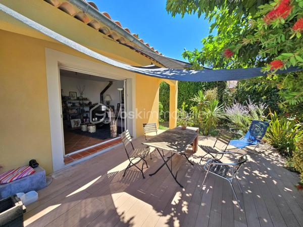 Garage, piscine, grande terrasse, 4 chambres, 2 salles d’eau et belle pièce de vie ouverte sur l’extérieur : une maison familiale complète, confortable et parfaitement équipée, dans un secteur résidentiel recherché et préservé des regards.
Dans l’un des secteurs recherchés et résidentiels de Gignac-la-Nerthe, au calme et à proximité des commerces et des écoles, découvrez cette agréable maison familiale de 121 m² habitables, construite en 2002 sur une parcelle de 700 m².
LES ATOUTS EN UN COUP D’ŒIL
Un extérieur privilégié
•	Terrain de 700 m²
•	Grande terrasse
•	Jardin d’agrément verdoyant
•	Piscine
•	Aucun vis-à-vis
•	Garage
Une maison pensée pour la vie de famille
•	121 m² habitables
•	4 chambres
•	Grande pièce de vie
•	Cuisine ouverte aménagée et équipée
•	Chambre avec accès direct à la piscine
•	Salle d’eau avec WC au niveau inférieur
•	Grande buanderie
•	Nombreux rangements
Des équipements performants
•	DPE classé B
•	Chauffage et climatisation gainables
•	Panneaux photovoltaïques
•	Chauffe-eau thermodynamique
•	Cheminée avec insert
•	Système d’alarme
•	Four à pizza
UNE BELLE PIÈCE DE VIE AU CŒUR DE LA MAISON
Le niveau principal s’organise autour d’une vaste pièce de vie, particulièrement conviviale, réunissant un espace salon avec cheminée avec insert, un espace séjour et une cuisine ouverte aménagée et équipée.
Les différents espaces communiquent naturellement et offrent une belle sensation de volume et de convivialité.
Le salon bénéficie d’une ouverture directe sur la grande terrasse et le jardin, permettant de profiter pleinement des extérieurs et de créer une agréable continuité entre intérieur et extérieur.
UNE ORGANISATION FAMILIALE PARTICULIÈREMENT FONCTIONNELLE
La maison est organisée sur deux niveaux avec un demi-niveau, ce qui lui confère une distribution agréable et originale.
Dès l’entrée, plusieurs espaces de rangement facilitent l’organisation du quotidien.
Le demi-niveau inférieur accueille une grande buanderie, particulièrement pratique pour une famille, ainsi qu’un accès direct au garage.
Ce même niveau dispose également d’une chambre bénéficiant d’un accès direct à la piscine, ainsi que d’une salle d’eau avec WC. Un espace particulièrement pratique pour une famille ou pour recevoir des amis.
À l’étage, l’espace nuit accueille trois chambres, ainsi qu’une salle de bains et un WC indépendant.
La maison offre ainsi quatre chambres au total, avec une répartition particulièrement adaptée à la vie familiale.
UN EXTÉRIEUR IDÉAL POUR PROFITER DES BEAUX JOURS
Implantée sur une parcelle de 700 m², la maison bénéficie d’un extérieur particulièrement agréable et préservé des regards, sans aucun vis-à-vis.
La grande terrasse, véritable prolongement de la pièce de vie, permet d’aménager un agréable espace repas et un salon extérieur pour profiter pleinement des beaux jours.
La piscine vient compléter cet espace de vie extérieur et invite à profiter des journées ensoleillées en famille ou entre amis.
Un espace convivial avec four à pizza vient également compléter cet extérieur, tandis que quelques espaces verts et un jardin d’agrément verdoyant entourent la maison et apportent une agréable touche de verdure à l’ensemble.
UN EMPLACEMENT RECHERCHÉ
Située dans un quartier calme et agréable de Gignac-la-Nerthe, cette maison bénéficie d’un environnement résidentiel tout en restant à proximité des commerces et des écoles.
Elle conviendra parfaitement à une famille recherchant une maison confortable, fonctionnelle et bien équipée, avec un véritable espace extérieur et la possibilité de recevoir famille ou amis dans d’excellentes conditions.
Une maison familiale complète et agréable à vivre, idéale pour une famille à la recherche d’espace, de confort et d’un extérieur privilégié, tout en bénéficiant d’une distribution particulièrement fonctionnelle.
À découvrir rapidement !
Fabrice Geneuil – BSK Immobilier
Votre projet immobilier est ma priorité.