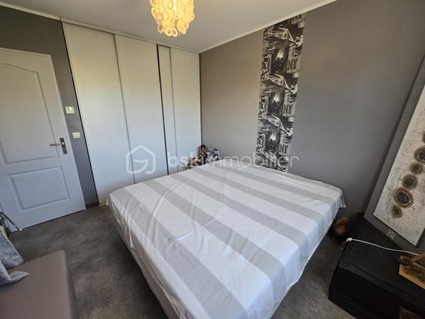 Garage, piscine, grande terrasse, 4 chambres, 2 salles d’eau et belle pièce de vie ouverte sur l’extérieur : une maison familiale complète, confortable et parfaitement équipée, dans un secteur résidentiel recherché et préservé des regards.
Dans l’un des secteurs recherchés et résidentiels de Gignac-la-Nerthe, au calme et à proximité des commerces et des écoles, découvrez cette agréable maison familiale de 121 m² habitables, construite en 2002 sur une parcelle de 700 m².
LES ATOUTS EN UN COUP D’ŒIL
Un extérieur privilégié
•	Terrain de 700 m²
•	Grande terrasse
•	Jardin d’agrément verdoyant
•	Piscine
•	Aucun vis-à-vis
•	Garage
Une maison pensée pour la vie de famille
•	121 m² habitables
•	4 chambres
•	Grande pièce de vie
•	Cuisine ouverte aménagée et équipée
•	Chambre avec accès direct à la piscine
•	Salle d’eau avec WC au niveau inférieur
•	Grande buanderie
•	Nombreux rangements
Des équipements performants
•	DPE classé B
•	Chauffage et climatisation gainables
•	Panneaux photovoltaïques
•	Chauffe-eau thermodynamique
•	Cheminée avec insert
•	Système d’alarme
•	Four à pizza
UNE BELLE PIÈCE DE VIE AU CŒUR DE LA MAISON
Le niveau principal s’organise autour d’une vaste pièce de vie, particulièrement conviviale, réunissant un espace salon avec cheminée avec insert, un espace séjour et une cuisine ouverte aménagée et équipée.
Les différents espaces communiquent naturellement et offrent une belle sensation de volume et de convivialité.
Le salon bénéficie d’une ouverture directe sur la grande terrasse et le jardin, permettant de profiter pleinement des extérieurs et de créer une agréable continuité entre intérieur et extérieur.
UNE ORGANISATION FAMILIALE PARTICULIÈREMENT FONCTIONNELLE
La maison est organisée sur deux niveaux avec un demi-niveau, ce qui lui confère une distribution agréable et originale.
Dès l’entrée, plusieurs espaces de rangement facilitent l’organisation du quotidien.
Le demi-niveau inférieur accueille une grande buanderie, particulièrement pratique pour une famille, ainsi qu’un accès direct au garage.
Ce même niveau dispose également d’une chambre bénéficiant d’un accès direct à la piscine, ainsi que d’une salle d’eau avec WC. Un espace particulièrement pratique pour une famille ou pour recevoir des amis.
À l’étage, l’espace nuit accueille trois chambres, ainsi qu’une salle de bains et un WC indépendant.
La maison offre ainsi quatre chambres au total, avec une répartition particulièrement adaptée à la vie familiale.
UN EXTÉRIEUR IDÉAL POUR PROFITER DES BEAUX JOURS
Implantée sur une parcelle de 700 m², la maison bénéficie d’un extérieur particulièrement agréable et préservé des regards, sans aucun vis-à-vis.
La grande terrasse, véritable prolongement de la pièce de vie, permet d’aménager un agréable espace repas et un salon extérieur pour profiter pleinement des beaux jours.
La piscine vient compléter cet espace de vie extérieur et invite à profiter des journées ensoleillées en famille ou entre amis.
Un espace convivial avec four à pizza vient également compléter cet extérieur, tandis que quelques espaces verts et un jardin d’agrément verdoyant entourent la maison et apportent une agréable touche de verdure à l’ensemble.
UN EMPLACEMENT RECHERCHÉ
Située dans un quartier calme et agréable de Gignac-la-Nerthe, cette maison bénéficie d’un environnement résidentiel tout en restant à proximité des commerces et des écoles.
Elle conviendra parfaitement à une famille recherchant une maison confortable, fonctionnelle et bien équipée, avec un véritable espace extérieur et la possibilité de recevoir famille ou amis dans d’excellentes conditions.
Une maison familiale complète et agréable à vivre, idéale pour une famille à la recherche d’espace, de confort et d’un extérieur privilégié, tout en bénéficiant d’une distribution particulièrement fonctionnelle.
À découvrir rapidement !
Fabrice Geneuil – BSK Immobilier
Votre projet immobilier est ma priorité.