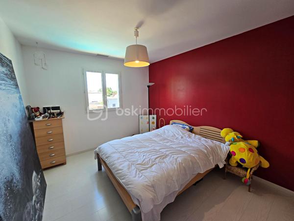 Garage, piscine, grande terrasse, 4 chambres, 2 salles d’eau et belle pièce de vie ouverte sur l’extérieur : une maison familiale complète, confortable et parfaitement équipée, dans un secteur résidentiel recherché et préservé des regards.
Dans l’un des secteurs recherchés et résidentiels de Gignac-la-Nerthe, au calme et à proximité des commerces et des écoles, découvrez cette agréable maison familiale de 121 m² habitables, construite en 2002 sur une parcelle de 700 m².
LES ATOUTS EN UN COUP D’ŒIL
Un extérieur privilégié
•	Terrain de 700 m²
•	Grande terrasse
•	Jardin d’agrément verdoyant
•	Piscine
•	Aucun vis-à-vis
•	Garage
Une maison pensée pour la vie de famille
•	121 m² habitables
•	4 chambres
•	Grande pièce de vie
•	Cuisine ouverte aménagée et équipée
•	Chambre avec accès direct à la piscine
•	Salle d’eau avec WC au niveau inférieur
•	Grande buanderie
•	Nombreux rangements
Des équipements performants
•	DPE classé B
•	Chauffage et climatisation gainables
•	Panneaux photovoltaïques
•	Chauffe-eau thermodynamique
•	Cheminée avec insert
•	Système d’alarme
•	Four à pizza
UNE BELLE PIÈCE DE VIE AU CŒUR DE LA MAISON
Le niveau principal s’organise autour d’une vaste pièce de vie, particulièrement conviviale, réunissant un espace salon avec cheminée avec insert, un espace séjour et une cuisine ouverte aménagée et équipée.
Les différents espaces communiquent naturellement et offrent une belle sensation de volume et de convivialité.
Le salon bénéficie d’une ouverture directe sur la grande terrasse et le jardin, permettant de profiter pleinement des extérieurs et de créer une agréable continuité entre intérieur et extérieur.
UNE ORGANISATION FAMILIALE PARTICULIÈREMENT FONCTIONNELLE
La maison est organisée sur deux niveaux avec un demi-niveau, ce qui lui confère une distribution agréable et originale.
Dès l’entrée, plusieurs espaces de rangement facilitent l’organisation du quotidien.
Le demi-niveau inférieur accueille une grande buanderie, particulièrement pratique pour une famille, ainsi qu’un accès direct au garage.
Ce même niveau dispose également d’une chambre bénéficiant d’un accès direct à la piscine, ainsi que d’une salle d’eau avec WC. Un espace particulièrement pratique pour une famille ou pour recevoir des amis.
À l’étage, l’espace nuit accueille trois chambres, ainsi qu’une salle de bains et un WC indépendant.
La maison offre ainsi quatre chambres au total, avec une répartition particulièrement adaptée à la vie familiale.
UN EXTÉRIEUR IDÉAL POUR PROFITER DES BEAUX JOURS
Implantée sur une parcelle de 700 m², la maison bénéficie d’un extérieur particulièrement agréable et préservé des regards, sans aucun vis-à-vis.
La grande terrasse, véritable prolongement de la pièce de vie, permet d’aménager un agréable espace repas et un salon extérieur pour profiter pleinement des beaux jours.
La piscine vient compléter cet espace de vie extérieur et invite à profiter des journées ensoleillées en famille ou entre amis.
Un espace convivial avec four à pizza vient également compléter cet extérieur, tandis que quelques espaces verts et un jardin d’agrément verdoyant entourent la maison et apportent une agréable touche de verdure à l’ensemble.
UN EMPLACEMENT RECHERCHÉ
Située dans un quartier calme et agréable de Gignac-la-Nerthe, cette maison bénéficie d’un environnement résidentiel tout en restant à proximité des commerces et des écoles.
Elle conviendra parfaitement à une famille recherchant une maison confortable, fonctionnelle et bien équipée, avec un véritable espace extérieur et la possibilité de recevoir famille ou amis dans d’excellentes conditions.
Une maison familiale complète et agréable à vivre, idéale pour une famille à la recherche d’espace, de confort et d’un extérieur privilégié, tout en bénéficiant d’une distribution particulièrement fonctionnelle.
À découvrir rapidement !
Fabrice Geneuil – BSK Immobilier
Votre projet immobilier est ma priorité.