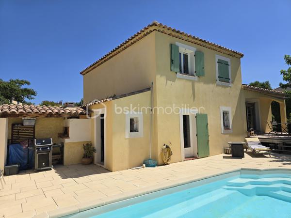 Garage, piscine, grande terrasse, 4 chambres, 2 salles d’eau et belle pièce de vie ouverte sur l’extérieur : une maison familiale complète, confortable et parfaitement équipée, dans un secteur résidentiel recherché et préservé des regards.
Dans l’un des secteurs recherchés et résidentiels de Gignac-la-Nerthe, au calme et à proximité des commerces et des écoles, découvrez cette agréable maison familiale de 121 m² habitables, construite en 2002 sur une parcelle de 700 m².
LES ATOUTS EN UN COUP D’ŒIL
Un extérieur privilégié
•	Terrain de 700 m²
•	Grande terrasse
•	Jardin d’agrément verdoyant
•	Piscine
•	Aucun vis-à-vis
•	Garage
Une maison pensée pour la vie de famille
•	121 m² habitables
•	4 chambres
•	Grande pièce de vie
•	Cuisine ouverte aménagée et équipée
•	Chambre avec accès direct à la piscine
•	Salle d’eau avec WC au niveau inférieur
•	Grande buanderie
•	Nombreux rangements
Des équipements performants
•	DPE classé B
•	Chauffage et climatisation gainables
•	Panneaux photovoltaïques
•	Chauffe-eau thermodynamique
•	Cheminée avec insert
•	Système d’alarme
•	Four à pizza
UNE BELLE PIÈCE DE VIE AU CŒUR DE LA MAISON
Le niveau principal s’organise autour d’une vaste pièce de vie, particulièrement conviviale, réunissant un espace salon avec cheminée avec insert, un espace séjour et une cuisine ouverte aménagée et équipée.
Les différents espaces communiquent naturellement et offrent une belle sensation de volume et de convivialité.
Le salon bénéficie d’une ouverture directe sur la grande terrasse et le jardin, permettant de profiter pleinement des extérieurs et de créer une agréable continuité entre intérieur et extérieur.
UNE ORGANISATION FAMILIALE PARTICULIÈREMENT FONCTIONNELLE
La maison est organisée sur deux niveaux avec un demi-niveau, ce qui lui confère une distribution agréable et originale.
Dès l’entrée, plusieurs espaces de rangement facilitent l’organisation du quotidien.
Le demi-niveau inférieur accueille une grande buanderie, particulièrement pratique pour une famille, ainsi qu’un accès direct au garage.
Ce même niveau dispose également d’une chambre bénéficiant d’un accès direct à la piscine, ainsi que d’une salle d’eau avec WC. Un espace particulièrement pratique pour une famille ou pour recevoir des amis.
À l’étage, l’espace nuit accueille trois chambres, ainsi qu’une salle de bains et un WC indépendant.
La maison offre ainsi quatre chambres au total, avec une répartition particulièrement adaptée à la vie familiale.
UN EXTÉRIEUR IDÉAL POUR PROFITER DES BEAUX JOURS
Implantée sur une parcelle de 700 m², la maison bénéficie d’un extérieur particulièrement agréable et préservé des regards, sans aucun vis-à-vis.
La grande terrasse, véritable prolongement de la pièce de vie, permet d’aménager un agréable espace repas et un salon extérieur pour profiter pleinement des beaux jours.
La piscine vient compléter cet espace de vie extérieur et invite à profiter des journées ensoleillées en famille ou entre amis.
Un espace convivial avec four à pizza vient également compléter cet extérieur, tandis que quelques espaces verts et un jardin d’agrément verdoyant entourent la maison et apportent une agréable touche de verdure à l’ensemble.
UN EMPLACEMENT RECHERCHÉ
Située dans un quartier calme et agréable de Gignac-la-Nerthe, cette maison bénéficie d’un environnement résidentiel tout en restant à proximité des commerces et des écoles.
Elle conviendra parfaitement à une famille recherchant une maison confortable, fonctionnelle et bien équipée, avec un véritable espace extérieur et la possibilité de recevoir famille ou amis dans d’excellentes conditions.
Une maison familiale complète et agréable à vivre, idéale pour une famille à la recherche d’espace, de confort et d’un extérieur privilégié, tout en bénéficiant d’une distribution particulièrement fonctionnelle.
À découvrir rapidement !
Fabrice Geneuil – BSK Immobilier
Votre projet immobilier est ma priorité.