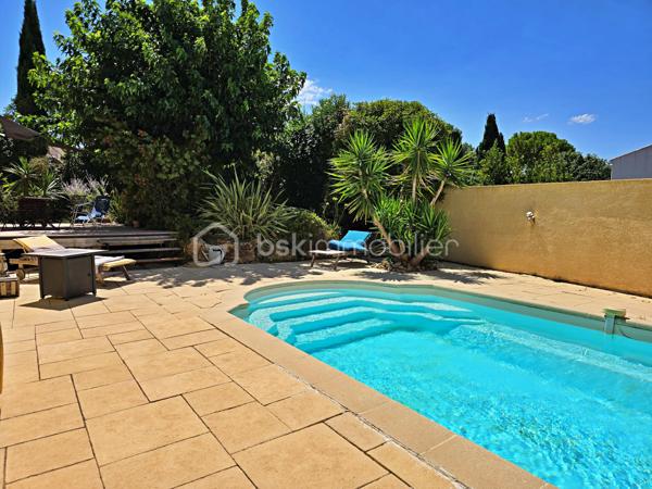 Garage, piscine, grande terrasse, 4 chambres, 2 salles d’eau et belle pièce de vie ouverte sur l’extérieur : une maison familiale complète, confortable et parfaitement équipée, dans un secteur résidentiel recherché et préservé des regards.
Dans l’un des secteurs recherchés et résidentiels de Gignac-la-Nerthe, au calme et à proximité des commerces et des écoles, découvrez cette agréable maison familiale de 121 m² habitables, construite en 2002 sur une parcelle de 700 m².
LES ATOUTS EN UN COUP D’ŒIL
Un extérieur privilégié
•	Terrain de 700 m²
•	Grande terrasse
•	Jardin d’agrément verdoyant
•	Piscine
•	Aucun vis-à-vis
•	Garage
Une maison pensée pour la vie de famille
•	121 m² habitables
•	4 chambres
•	Grande pièce de vie
•	Cuisine ouverte aménagée et équipée
•	Chambre avec accès direct à la piscine
•	Salle d’eau avec WC au niveau inférieur
•	Grande buanderie
•	Nombreux rangements
Des équipements performants
•	DPE classé B
•	Chauffage et climatisation gainables
•	Panneaux photovoltaïques
•	Chauffe-eau thermodynamique
•	Cheminée avec insert
•	Système d’alarme
•	Four à pizza
UNE BELLE PIÈCE DE VIE AU CŒUR DE LA MAISON
Le niveau principal s’organise autour d’une vaste pièce de vie, particulièrement conviviale, réunissant un espace salon avec cheminée avec insert, un espace séjour et une cuisine ouverte aménagée et équipée.
Les différents espaces communiquent naturellement et offrent une belle sensation de volume et de convivialité.
Le salon bénéficie d’une ouverture directe sur la grande terrasse et le jardin, permettant de profiter pleinement des extérieurs et de créer une agréable continuité entre intérieur et extérieur.
UNE ORGANISATION FAMILIALE PARTICULIÈREMENT FONCTIONNELLE
La maison est organisée sur deux niveaux avec un demi-niveau, ce qui lui confère une distribution agréable et originale.
Dès l’entrée, plusieurs espaces de rangement facilitent l’organisation du quotidien.
Le demi-niveau inférieur accueille une grande buanderie, particulièrement pratique pour une famille, ainsi qu’un accès direct au garage.
Ce même niveau dispose également d’une chambre bénéficiant d’un accès direct à la piscine, ainsi que d’une salle d’eau avec WC. Un espace particulièrement pratique pour une famille ou pour recevoir des amis.
À l’étage, l’espace nuit accueille trois chambres, ainsi qu’une salle de bains et un WC indépendant.
La maison offre ainsi quatre chambres au total, avec une répartition particulièrement adaptée à la vie familiale.
UN EXTÉRIEUR IDÉAL POUR PROFITER DES BEAUX JOURS
Implantée sur une parcelle de 700 m², la maison bénéficie d’un extérieur particulièrement agréable et préservé des regards, sans aucun vis-à-vis.
La grande terrasse, véritable prolongement de la pièce de vie, permet d’aménager un agréable espace repas et un salon extérieur pour profiter pleinement des beaux jours.
La piscine vient compléter cet espace de vie extérieur et invite à profiter des journées ensoleillées en famille ou entre amis.
Un espace convivial avec four à pizza vient également compléter cet extérieur, tandis que quelques espaces verts et un jardin d’agrément verdoyant entourent la maison et apportent une agréable touche de verdure à l’ensemble.
UN EMPLACEMENT RECHERCHÉ
Située dans un quartier calme et agréable de Gignac-la-Nerthe, cette maison bénéficie d’un environnement résidentiel tout en restant à proximité des commerces et des écoles.
Elle conviendra parfaitement à une famille recherchant une maison confortable, fonctionnelle et bien équipée, avec un véritable espace extérieur et la possibilité de recevoir famille ou amis dans d’excellentes conditions.
Une maison familiale complète et agréable à vivre, idéale pour une famille à la recherche d’espace, de confort et d’un extérieur privilégié, tout en bénéficiant d’une distribution particulièrement fonctionnelle.
À découvrir rapidement !
Fabrice Geneuil – BSK Immobilier
Votre projet immobilier est ma priorité.