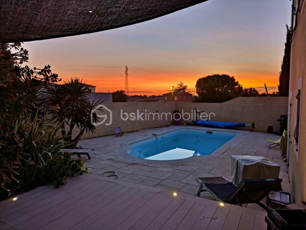 Garage, piscine, grande terrasse, 4 chambres, 2 salles d’eau et belle pièce de vie ouverte sur l’extérieur : une maison familiale complète, confortable et parfaitement équipée, dans un secteur résidentiel recherché et préservé des regards.
Dans l’un des secteurs recherchés et résidentiels de Gignac-la-Nerthe, au calme et à proximité des commerces et des écoles, découvrez cette agréable maison familiale de 121 m² habitables, construite en 2002 sur une parcelle de 700 m².
LES ATOUTS EN UN COUP D’ŒIL
Un extérieur privilégié
•	Terrain de 700 m²
•	Grande terrasse
•	Jardin d’agrément verdoyant
•	Piscine
•	Aucun vis-à-vis
•	Garage
Une maison pensée pour la vie de famille
•	121 m² habitables
•	4 chambres
•	Grande pièce de vie
•	Cuisine ouverte aménagée et équipée
•	Chambre avec accès direct à la piscine
•	Salle d’eau avec WC au niveau inférieur
•	Grande buanderie
•	Nombreux rangements
Des équipements performants
•	DPE classé B
•	Chauffage et climatisation gainables
•	Panneaux photovoltaïques
•	Chauffe-eau thermodynamique
•	Cheminée avec insert
•	Système d’alarme
•	Four à pizza
UNE BELLE PIÈCE DE VIE AU CŒUR DE LA MAISON
Le niveau principal s’organise autour d’une vaste pièce de vie, particulièrement conviviale, réunissant un espace salon avec cheminée avec insert, un espace séjour et une cuisine ouverte aménagée et équipée.
Les différents espaces communiquent naturellement et offrent une belle sensation de volume et de convivialité.
Le salon bénéficie d’une ouverture directe sur la grande terrasse et le jardin, permettant de profiter pleinement des extérieurs et de créer une agréable continuité entre intérieur et extérieur.
UNE ORGANISATION FAMILIALE PARTICULIÈREMENT FONCTIONNELLE
La maison est organisée sur deux niveaux avec un demi-niveau, ce qui lui confère une distribution agréable et originale.
Dès l’entrée, plusieurs espaces de rangement facilitent l’organisation du quotidien.
Le demi-niveau inférieur accueille une grande buanderie, particulièrement pratique pour une famille, ainsi qu’un accès direct au garage.
Ce même niveau dispose également d’une chambre bénéficiant d’un accès direct à la piscine, ainsi que d’une salle d’eau avec WC. Un espace particulièrement pratique pour une famille ou pour recevoir des amis.
À l’étage, l’espace nuit accueille trois chambres, ainsi qu’une salle de bains et un WC indépendant.
La maison offre ainsi quatre chambres au total, avec une répartition particulièrement adaptée à la vie familiale.
UN EXTÉRIEUR IDÉAL POUR PROFITER DES BEAUX JOURS
Implantée sur une parcelle de 700 m², la maison bénéficie d’un extérieur particulièrement agréable et préservé des regards, sans aucun vis-à-vis.
La grande terrasse, véritable prolongement de la pièce de vie, permet d’aménager un agréable espace repas et un salon extérieur pour profiter pleinement des beaux jours.
La piscine vient compléter cet espace de vie extérieur et invite à profiter des journées ensoleillées en famille ou entre amis.
Un espace convivial avec four à pizza vient également compléter cet extérieur, tandis que quelques espaces verts et un jardin d’agrément verdoyant entourent la maison et apportent une agréable touche de verdure à l’ensemble.
UN EMPLACEMENT RECHERCHÉ
Située dans un quartier calme et agréable de Gignac-la-Nerthe, cette maison bénéficie d’un environnement résidentiel tout en restant à proximité des commerces et des écoles.
Elle conviendra parfaitement à une famille recherchant une maison confortable, fonctionnelle et bien équipée, avec un véritable espace extérieur et la possibilité de recevoir famille ou amis dans d’excellentes conditions.
Une maison familiale complète et agréable à vivre, idéale pour une famille à la recherche d’espace, de confort et d’un extérieur privilégié, tout en bénéficiant d’une distribution particulièrement fonctionnelle.
À découvrir rapidement !
Fabrice Geneuil – BSK Immobilier
Votre projet immobilier est ma priorité.