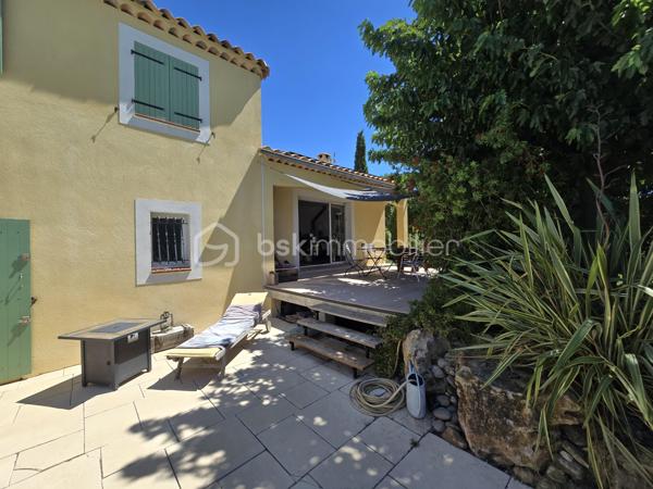 Garage, piscine, grande terrasse, 4 chambres, 2 salles d’eau et belle pièce de vie ouverte sur l’extérieur : une maison familiale complète, confortable et parfaitement équipée, dans un secteur résidentiel recherché et préservé des regards.
Dans l’un des secteurs recherchés et résidentiels de Gignac-la-Nerthe, au calme et à proximité des commerces et des écoles, découvrez cette agréable maison familiale de 121 m² habitables, construite en 2002 sur une parcelle de 700 m².
LES ATOUTS EN UN COUP D’ŒIL
Un extérieur privilégié
•	Terrain de 700 m²
•	Grande terrasse
•	Jardin d’agrément verdoyant
•	Piscine
•	Aucun vis-à-vis
•	Garage
Une maison pensée pour la vie de famille
•	121 m² habitables
•	4 chambres
•	Grande pièce de vie
•	Cuisine ouverte aménagée et équipée
•	Chambre avec accès direct à la piscine
•	Salle d’eau avec WC au niveau inférieur
•	Grande buanderie
•	Nombreux rangements
Des équipements performants
•	DPE classé B
•	Chauffage et climatisation gainables
•	Panneaux photovoltaïques
•	Chauffe-eau thermodynamique
•	Cheminée avec insert
•	Système d’alarme
•	Four à pizza
UNE BELLE PIÈCE DE VIE AU CŒUR DE LA MAISON
Le niveau principal s’organise autour d’une vaste pièce de vie, particulièrement conviviale, réunissant un espace salon avec cheminée avec insert, un espace séjour et une cuisine ouverte aménagée et équipée.
Les différents espaces communiquent naturellement et offrent une belle sensation de volume et de convivialité.
Le salon bénéficie d’une ouverture directe sur la grande terrasse et le jardin, permettant de profiter pleinement des extérieurs et de créer une agréable continuité entre intérieur et extérieur.
UNE ORGANISATION FAMILIALE PARTICULIÈREMENT FONCTIONNELLE
La maison est organisée sur deux niveaux avec un demi-niveau, ce qui lui confère une distribution agréable et originale.
Dès l’entrée, plusieurs espaces de rangement facilitent l’organisation du quotidien.
Le demi-niveau inférieur accueille une grande buanderie, particulièrement pratique pour une famille, ainsi qu’un accès direct au garage.
Ce même niveau dispose également d’une chambre bénéficiant d’un accès direct à la piscine, ainsi que d’une salle d’eau avec WC. Un espace particulièrement pratique pour une famille ou pour recevoir des amis.
À l’étage, l’espace nuit accueille trois chambres, ainsi qu’une salle de bains et un WC indépendant.
La maison offre ainsi quatre chambres au total, avec une répartition particulièrement adaptée à la vie familiale.
UN EXTÉRIEUR IDÉAL POUR PROFITER DES BEAUX JOURS
Implantée sur une parcelle de 700 m², la maison bénéficie d’un extérieur particulièrement agréable et préservé des regards, sans aucun vis-à-vis.
La grande terrasse, véritable prolongement de la pièce de vie, permet d’aménager un agréable espace repas et un salon extérieur pour profiter pleinement des beaux jours.
La piscine vient compléter cet espace de vie extérieur et invite à profiter des journées ensoleillées en famille ou entre amis.
Un espace convivial avec four à pizza vient également compléter cet extérieur, tandis que quelques espaces verts et un jardin d’agrément verdoyant entourent la maison et apportent une agréable touche de verdure à l’ensemble.
UN EMPLACEMENT RECHERCHÉ
Située dans un quartier calme et agréable de Gignac-la-Nerthe, cette maison bénéficie d’un environnement résidentiel tout en restant à proximité des commerces et des écoles.
Elle conviendra parfaitement à une famille recherchant une maison confortable, fonctionnelle et bien équipée, avec un véritable espace extérieur et la possibilité de recevoir famille ou amis dans d’excellentes conditions.
Une maison familiale complète et agréable à vivre, idéale pour une famille à la recherche d’espace, de confort et d’un extérieur privilégié, tout en bénéficiant d’une distribution particulièrement fonctionnelle.
À découvrir rapidement !
Fabrice Geneuil – BSK Immobilier
Votre projet immobilier est ma priorité.