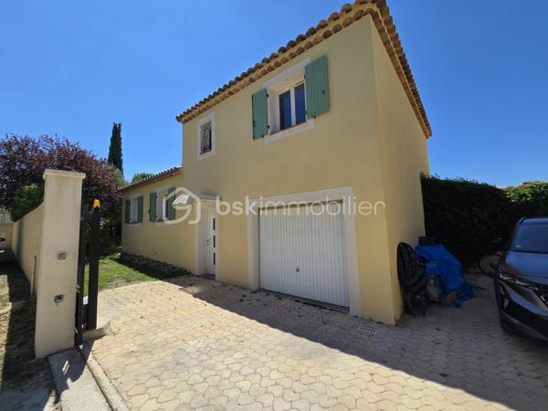 Garage, piscine, grande terrasse, 4 chambres, 2 salles d’eau et belle pièce de vie ouverte sur l’extérieur : une maison familiale complète, confortable et parfaitement équipée, dans un secteur résidentiel recherché et préservé des regards.
Dans l’un des secteurs recherchés et résidentiels de Gignac-la-Nerthe, au calme et à proximité des commerces et des écoles, découvrez cette agréable maison familiale de 121 m² habitables, construite en 2002 sur une parcelle de 700 m².
LES ATOUTS EN UN COUP D’ŒIL
Un extérieur privilégié
•	Terrain de 700 m²
•	Grande terrasse
•	Jardin d’agrément verdoyant
•	Piscine
•	Aucun vis-à-vis
•	Garage
Une maison pensée pour la vie de famille
•	121 m² habitables
•	4 chambres
•	Grande pièce de vie
•	Cuisine ouverte aménagée et équipée
•	Chambre avec accès direct à la piscine
•	Salle d’eau avec WC au niveau inférieur
•	Grande buanderie
•	Nombreux rangements
Des équipements performants
•	DPE classé B
•	Chauffage et climatisation gainables
•	Panneaux photovoltaïques
•	Chauffe-eau thermodynamique
•	Cheminée avec insert
•	Système d’alarme
•	Four à pizza
UNE BELLE PIÈCE DE VIE AU CŒUR DE LA MAISON
Le niveau principal s’organise autour d’une vaste pièce de vie, particulièrement conviviale, réunissant un espace salon avec cheminée avec insert, un espace séjour et une cuisine ouverte aménagée et équipée.
Les différents espaces communiquent naturellement et offrent une belle sensation de volume et de convivialité.
Le salon bénéficie d’une ouverture directe sur la grande terrasse et le jardin, permettant de profiter pleinement des extérieurs et de créer une agréable continuité entre intérieur et extérieur.
UNE ORGANISATION FAMILIALE PARTICULIÈREMENT FONCTIONNELLE
La maison est organisée sur deux niveaux avec un demi-niveau, ce qui lui confère une distribution agréable et originale.
Dès l’entrée, plusieurs espaces de rangement facilitent l’organisation du quotidien.
Le demi-niveau inférieur accueille une grande buanderie, particulièrement pratique pour une famille, ainsi qu’un accès direct au garage.
Ce même niveau dispose également d’une chambre bénéficiant d’un accès direct à la piscine, ainsi que d’une salle d’eau avec WC. Un espace particulièrement pratique pour une famille ou pour recevoir des amis.
À l’étage, l’espace nuit accueille trois chambres, ainsi qu’une salle de bains et un WC indépendant.
La maison offre ainsi quatre chambres au total, avec une répartition particulièrement adaptée à la vie familiale.
UN EXTÉRIEUR IDÉAL POUR PROFITER DES BEAUX JOURS
Implantée sur une parcelle de 700 m², la maison bénéficie d’un extérieur particulièrement agréable et préservé des regards, sans aucun vis-à-vis.
La grande terrasse, véritable prolongement de la pièce de vie, permet d’aménager un agréable espace repas et un salon extérieur pour profiter pleinement des beaux jours.
La piscine vient compléter cet espace de vie extérieur et invite à profiter des journées ensoleillées en famille ou entre amis.
Un espace convivial avec four à pizza vient également compléter cet extérieur, tandis que quelques espaces verts et un jardin d’agrément verdoyant entourent la maison et apportent une agréable touche de verdure à l’ensemble.
UN EMPLACEMENT RECHERCHÉ
Située dans un quartier calme et agréable de Gignac-la-Nerthe, cette maison bénéficie d’un environnement résidentiel tout en restant à proximité des commerces et des écoles.
Elle conviendra parfaitement à une famille recherchant une maison confortable, fonctionnelle et bien équipée, avec un véritable espace extérieur et la possibilité de recevoir famille ou amis dans d’excellentes conditions.
Une maison familiale complète et agréable à vivre, idéale pour une famille à la recherche d’espace, de confort et d’un extérieur privilégié, tout en bénéficiant d’une distribution particulièrement fonctionnelle.
À découvrir rapidement !
Fabrice Geneuil – BSK Immobilier
Votre projet immobilier est ma priorité.