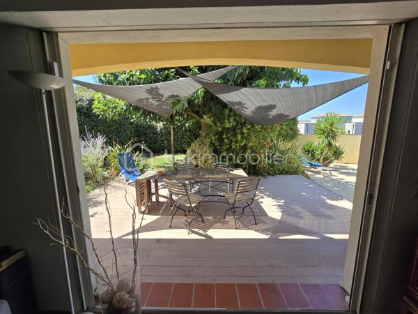 Garage, piscine, grande terrasse, 4 chambres, 2 salles d’eau et belle pièce de vie ouverte sur l’extérieur : une maison familiale complète, confortable et parfaitement équipée, dans un secteur résidentiel recherché et préservé des regards.
Dans l’un des secteurs recherchés et résidentiels de Gignac-la-Nerthe, au calme et à proximité des commerces et des écoles, découvrez cette agréable maison familiale de 121 m² habitables, construite en 2002 sur une parcelle de 700 m².
LES ATOUTS EN UN COUP D’ŒIL
Un extérieur privilégié
•	Terrain de 700 m²
•	Grande terrasse
•	Jardin d’agrément verdoyant
•	Piscine
•	Aucun vis-à-vis
•	Garage
Une maison pensée pour la vie de famille
•	121 m² habitables
•	4 chambres
•	Grande pièce de vie
•	Cuisine ouverte aménagée et équipée
•	Chambre avec accès direct à la piscine
•	Salle d’eau avec WC au niveau inférieur
•	Grande buanderie
•	Nombreux rangements
Des équipements performants
•	DPE classé B
•	Chauffage et climatisation gainables
•	Panneaux photovoltaïques
•	Chauffe-eau thermodynamique
•	Cheminée avec insert
•	Système d’alarme
•	Four à pizza
UNE BELLE PIÈCE DE VIE AU CŒUR DE LA MAISON
Le niveau principal s’organise autour d’une vaste pièce de vie, particulièrement conviviale, réunissant un espace salon avec cheminée avec insert, un espace séjour et une cuisine ouverte aménagée et équipée.
Les différents espaces communiquent naturellement et offrent une belle sensation de volume et de convivialité.
Le salon bénéficie d’une ouverture directe sur la grande terrasse et le jardin, permettant de profiter pleinement des extérieurs et de créer une agréable continuité entre intérieur et extérieur.
UNE ORGANISATION FAMILIALE PARTICULIÈREMENT FONCTIONNELLE
La maison est organisée sur deux niveaux avec un demi-niveau, ce qui lui confère une distribution agréable et originale.
Dès l’entrée, plusieurs espaces de rangement facilitent l’organisation du quotidien.
Le demi-niveau inférieur accueille une grande buanderie, particulièrement pratique pour une famille, ainsi qu’un accès direct au garage.
Ce même niveau dispose également d’une chambre bénéficiant d’un accès direct à la piscine, ainsi que d’une salle d’eau avec WC. Un espace particulièrement pratique pour une famille ou pour recevoir des amis.
À l’étage, l’espace nuit accueille trois chambres, ainsi qu’une salle de bains et un WC indépendant.
La maison offre ainsi quatre chambres au total, avec une répartition particulièrement adaptée à la vie familiale.
UN EXTÉRIEUR IDÉAL POUR PROFITER DES BEAUX JOURS
Implantée sur une parcelle de 700 m², la maison bénéficie d’un extérieur particulièrement agréable et préservé des regards, sans aucun vis-à-vis.
La grande terrasse, véritable prolongement de la pièce de vie, permet d’aménager un agréable espace repas et un salon extérieur pour profiter pleinement des beaux jours.
La piscine vient compléter cet espace de vie extérieur et invite à profiter des journées ensoleillées en famille ou entre amis.
Un espace convivial avec four à pizza vient également compléter cet extérieur, tandis que quelques espaces verts et un jardin d’agrément verdoyant entourent la maison et apportent une agréable touche de verdure à l’ensemble.
UN EMPLACEMENT RECHERCHÉ
Située dans un quartier calme et agréable de Gignac-la-Nerthe, cette maison bénéficie d’un environnement résidentiel tout en restant à proximité des commerces et des écoles.
Elle conviendra parfaitement à une famille recherchant une maison confortable, fonctionnelle et bien équipée, avec un véritable espace extérieur et la possibilité de recevoir famille ou amis dans d’excellentes conditions.
Une maison familiale complète et agréable à vivre, idéale pour une famille à la recherche d’espace, de confort et d’un extérieur privilégié, tout en bénéficiant d’une distribution particulièrement fonctionnelle.
À découvrir rapidement !
Fabrice Geneuil – BSK Immobilier
Votre projet immobilier est ma priorité.