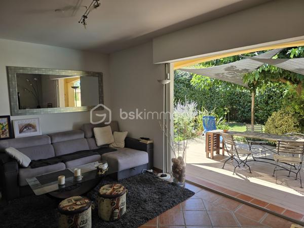 Garage, piscine, grande terrasse, 4 chambres, 2 salles d’eau et belle pièce de vie ouverte sur l’extérieur : une maison familiale complète, confortable et parfaitement équipée, dans un secteur résidentiel recherché et préservé des regards.
Dans l’un des secteurs recherchés et résidentiels de Gignac-la-Nerthe, au calme et à proximité des commerces et des écoles, découvrez cette agréable maison familiale de 121 m² habitables, construite en 2002 sur une parcelle de 700 m².
LES ATOUTS EN UN COUP D’ŒIL
Un extérieur privilégié
•	Terrain de 700 m²
•	Grande terrasse
•	Jardin d’agrément verdoyant
•	Piscine
•	Aucun vis-à-vis
•	Garage
Une maison pensée pour la vie de famille
•	121 m² habitables
•	4 chambres
•	Grande pièce de vie
•	Cuisine ouverte aménagée et équipée
•	Chambre avec accès direct à la piscine
•	Salle d’eau avec WC au niveau inférieur
•	Grande buanderie
•	Nombreux rangements
Des équipements performants
•	DPE classé B
•	Chauffage et climatisation gainables
•	Panneaux photovoltaïques
•	Chauffe-eau thermodynamique
•	Cheminée avec insert
•	Système d’alarme
•	Four à pizza
UNE BELLE PIÈCE DE VIE AU CŒUR DE LA MAISON
Le niveau principal s’organise autour d’une vaste pièce de vie, particulièrement conviviale, réunissant un espace salon avec cheminée avec insert, un espace séjour et une cuisine ouverte aménagée et équipée.
Les différents espaces communiquent naturellement et offrent une belle sensation de volume et de convivialité.
Le salon bénéficie d’une ouverture directe sur la grande terrasse et le jardin, permettant de profiter pleinement des extérieurs et de créer une agréable continuité entre intérieur et extérieur.
UNE ORGANISATION FAMILIALE PARTICULIÈREMENT FONCTIONNELLE
La maison est organisée sur deux niveaux avec un demi-niveau, ce qui lui confère une distribution agréable et originale.
Dès l’entrée, plusieurs espaces de rangement facilitent l’organisation du quotidien.
Le demi-niveau inférieur accueille une grande buanderie, particulièrement pratique pour une famille, ainsi qu’un accès direct au garage.
Ce même niveau dispose également d’une chambre bénéficiant d’un accès direct à la piscine, ainsi que d’une salle d’eau avec WC. Un espace particulièrement pratique pour une famille ou pour recevoir des amis.
À l’étage, l’espace nuit accueille trois chambres, ainsi qu’une salle de bains et un WC indépendant.
La maison offre ainsi quatre chambres au total, avec une répartition particulièrement adaptée à la vie familiale.
UN EXTÉRIEUR IDÉAL POUR PROFITER DES BEAUX JOURS
Implantée sur une parcelle de 700 m², la maison bénéficie d’un extérieur particulièrement agréable et préservé des regards, sans aucun vis-à-vis.
La grande terrasse, véritable prolongement de la pièce de vie, permet d’aménager un agréable espace repas et un salon extérieur pour profiter pleinement des beaux jours.
La piscine vient compléter cet espace de vie extérieur et invite à profiter des journées ensoleillées en famille ou entre amis.
Un espace convivial avec four à pizza vient également compléter cet extérieur, tandis que quelques espaces verts et un jardin d’agrément verdoyant entourent la maison et apportent une agréable touche de verdure à l’ensemble.
UN EMPLACEMENT RECHERCHÉ
Située dans un quartier calme et agréable de Gignac-la-Nerthe, cette maison bénéficie d’un environnement résidentiel tout en restant à proximité des commerces et des écoles.
Elle conviendra parfaitement à une famille recherchant une maison confortable, fonctionnelle et bien équipée, avec un véritable espace extérieur et la possibilité de recevoir famille ou amis dans d’excellentes conditions.
Une maison familiale complète et agréable à vivre, idéale pour une famille à la recherche d’espace, de confort et d’un extérieur privilégié, tout en bénéficiant d’une distribution particulièrement fonctionnelle.
À découvrir rapidement !
Fabrice Geneuil – BSK Immobilier
Votre projet immobilier est ma priorité.