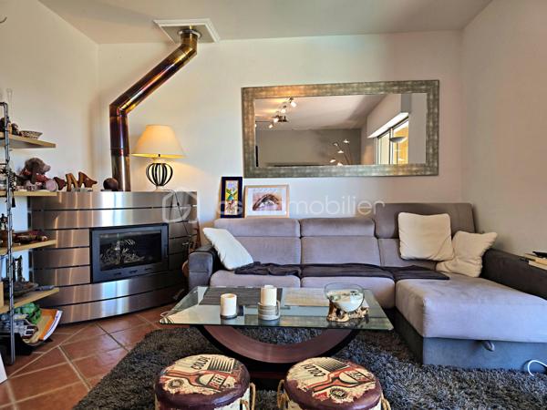 Garage, piscine, grande terrasse, 4 chambres, 2 salles d’eau et belle pièce de vie ouverte sur l’extérieur : une maison familiale complète, confortable et parfaitement équipée, dans un secteur résidentiel recherché et préservé des regards.
Dans l’un des secteurs recherchés et résidentiels de Gignac-la-Nerthe, au calme et à proximité des commerces et des écoles, découvrez cette agréable maison familiale de 121 m² habitables, construite en 2002 sur une parcelle de 700 m².
LES ATOUTS EN UN COUP D’ŒIL
Un extérieur privilégié
•	Terrain de 700 m²
•	Grande terrasse
•	Jardin d’agrément verdoyant
•	Piscine
•	Aucun vis-à-vis
•	Garage
Une maison pensée pour la vie de famille
•	121 m² habitables
•	4 chambres
•	Grande pièce de vie
•	Cuisine ouverte aménagée et équipée
•	Chambre avec accès direct à la piscine
•	Salle d’eau avec WC au niveau inférieur
•	Grande buanderie
•	Nombreux rangements
Des équipements performants
•	DPE classé B
•	Chauffage et climatisation gainables
•	Panneaux photovoltaïques
•	Chauffe-eau thermodynamique
•	Cheminée avec insert
•	Système d’alarme
•	Four à pizza
UNE BELLE PIÈCE DE VIE AU CŒUR DE LA MAISON
Le niveau principal s’organise autour d’une vaste pièce de vie, particulièrement conviviale, réunissant un espace salon avec cheminée avec insert, un espace séjour et une cuisine ouverte aménagée et équipée.
Les différents espaces communiquent naturellement et offrent une belle sensation de volume et de convivialité.
Le salon bénéficie d’une ouverture directe sur la grande terrasse et le jardin, permettant de profiter pleinement des extérieurs et de créer une agréable continuité entre intérieur et extérieur.
UNE ORGANISATION FAMILIALE PARTICULIÈREMENT FONCTIONNELLE
La maison est organisée sur deux niveaux avec un demi-niveau, ce qui lui confère une distribution agréable et originale.
Dès l’entrée, plusieurs espaces de rangement facilitent l’organisation du quotidien.
Le demi-niveau inférieur accueille une grande buanderie, particulièrement pratique pour une famille, ainsi qu’un accès direct au garage.
Ce même niveau dispose également d’une chambre bénéficiant d’un accès direct à la piscine, ainsi que d’une salle d’eau avec WC. Un espace particulièrement pratique pour une famille ou pour recevoir des amis.
À l’étage, l’espace nuit accueille trois chambres, ainsi qu’une salle de bains et un WC indépendant.
La maison offre ainsi quatre chambres au total, avec une répartition particulièrement adaptée à la vie familiale.
UN EXTÉRIEUR IDÉAL POUR PROFITER DES BEAUX JOURS
Implantée sur une parcelle de 700 m², la maison bénéficie d’un extérieur particulièrement agréable et préservé des regards, sans aucun vis-à-vis.
La grande terrasse, véritable prolongement de la pièce de vie, permet d’aménager un agréable espace repas et un salon extérieur pour profiter pleinement des beaux jours.
La piscine vient compléter cet espace de vie extérieur et invite à profiter des journées ensoleillées en famille ou entre amis.
Un espace convivial avec four à pizza vient également compléter cet extérieur, tandis que quelques espaces verts et un jardin d’agrément verdoyant entourent la maison et apportent une agréable touche de verdure à l’ensemble.
UN EMPLACEMENT RECHERCHÉ
Située dans un quartier calme et agréable de Gignac-la-Nerthe, cette maison bénéficie d’un environnement résidentiel tout en restant à proximité des commerces et des écoles.
Elle conviendra parfaitement à une famille recherchant une maison confortable, fonctionnelle et bien équipée, avec un véritable espace extérieur et la possibilité de recevoir famille ou amis dans d’excellentes conditions.
Une maison familiale complète et agréable à vivre, idéale pour une famille à la recherche d’espace, de confort et d’un extérieur privilégié, tout en bénéficiant d’une distribution particulièrement fonctionnelle.
À découvrir rapidement !
Fabrice Geneuil – BSK Immobilier
Votre projet immobilier est ma priorité.