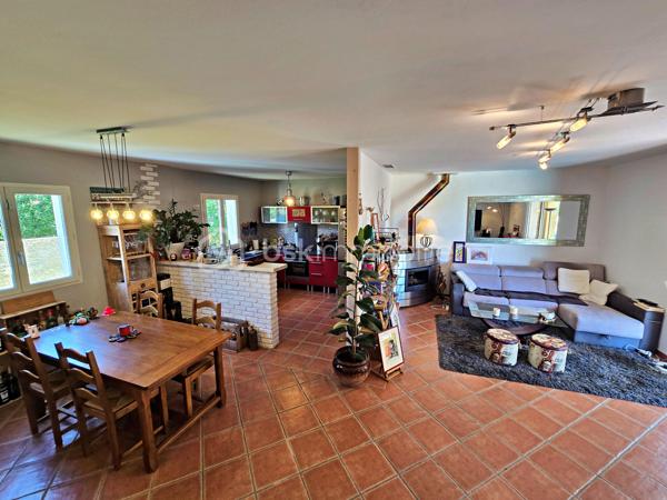 Garage, piscine, grande terrasse, 4 chambres, 2 salles d’eau et belle pièce de vie ouverte sur l’extérieur : une maison familiale complète, confortable et parfaitement équipée, dans un secteur résidentiel recherché et préservé des regards.
Dans l’un des secteurs recherchés et résidentiels de Gignac-la-Nerthe, au calme et à proximité des commerces et des écoles, découvrez cette agréable maison familiale de 121 m² habitables, construite en 2002 sur une parcelle de 700 m².
LES ATOUTS EN UN COUP D’ŒIL
Un extérieur privilégié
•	Terrain de 700 m²
•	Grande terrasse
•	Jardin d’agrément verdoyant
•	Piscine
•	Aucun vis-à-vis
•	Garage
Une maison pensée pour la vie de famille
•	121 m² habitables
•	4 chambres
•	Grande pièce de vie
•	Cuisine ouverte aménagée et équipée
•	Chambre avec accès direct à la piscine
•	Salle d’eau avec WC au niveau inférieur
•	Grande buanderie
•	Nombreux rangements
Des équipements performants
•	DPE classé B
•	Chauffage et climatisation gainables
•	Panneaux photovoltaïques
•	Chauffe-eau thermodynamique
•	Cheminée avec insert
•	Système d’alarme
•	Four à pizza
UNE BELLE PIÈCE DE VIE AU CŒUR DE LA MAISON
Le niveau principal s’organise autour d’une vaste pièce de vie, particulièrement conviviale, réunissant un espace salon avec cheminée avec insert, un espace séjour et une cuisine ouverte aménagée et équipée.
Les différents espaces communiquent naturellement et offrent une belle sensation de volume et de convivialité.
Le salon bénéficie d’une ouverture directe sur la grande terrasse et le jardin, permettant de profiter pleinement des extérieurs et de créer une agréable continuité entre intérieur et extérieur.
UNE ORGANISATION FAMILIALE PARTICULIÈREMENT FONCTIONNELLE
La maison est organisée sur deux niveaux avec un demi-niveau, ce qui lui confère une distribution agréable et originale.
Dès l’entrée, plusieurs espaces de rangement facilitent l’organisation du quotidien.
Le demi-niveau inférieur accueille une grande buanderie, particulièrement pratique pour une famille, ainsi qu’un accès direct au garage.
Ce même niveau dispose également d’une chambre bénéficiant d’un accès direct à la piscine, ainsi que d’une salle d’eau avec WC. Un espace particulièrement pratique pour une famille ou pour recevoir des amis.
À l’étage, l’espace nuit accueille trois chambres, ainsi qu’une salle de bains et un WC indépendant.
La maison offre ainsi quatre chambres au total, avec une répartition particulièrement adaptée à la vie familiale.
UN EXTÉRIEUR IDÉAL POUR PROFITER DES BEAUX JOURS
Implantée sur une parcelle de 700 m², la maison bénéficie d’un extérieur particulièrement agréable et préservé des regards, sans aucun vis-à-vis.
La grande terrasse, véritable prolongement de la pièce de vie, permet d’aménager un agréable espace repas et un salon extérieur pour profiter pleinement des beaux jours.
La piscine vient compléter cet espace de vie extérieur et invite à profiter des journées ensoleillées en famille ou entre amis.
Un espace convivial avec four à pizza vient également compléter cet extérieur, tandis que quelques espaces verts et un jardin d’agrément verdoyant entourent la maison et apportent une agréable touche de verdure à l’ensemble.
UN EMPLACEMENT RECHERCHÉ
Située dans un quartier calme et agréable de Gignac-la-Nerthe, cette maison bénéficie d’un environnement résidentiel tout en restant à proximité des commerces et des écoles.
Elle conviendra parfaitement à une famille recherchant une maison confortable, fonctionnelle et bien équipée, avec un véritable espace extérieur et la possibilité de recevoir famille ou amis dans d’excellentes conditions.
Une maison familiale complète et agréable à vivre, idéale pour une famille à la recherche d’espace, de confort et d’un extérieur privilégié, tout en bénéficiant d’une distribution particulièrement fonctionnelle.
À découvrir rapidement !
Fabrice Geneuil – BSK Immobilier
Votre projet immobilier est ma priorité.