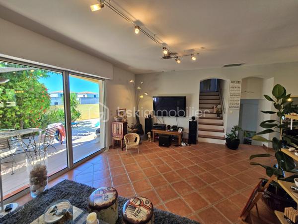 Garage, piscine, grande terrasse, 4 chambres, 2 salles d’eau et belle pièce de vie ouverte sur l’extérieur : une maison familiale complète, confortable et parfaitement équipée, dans un secteur résidentiel recherché et préservé des regards.
Dans l’un des secteurs recherchés et résidentiels de Gignac-la-Nerthe, au calme et à proximité des commerces et des écoles, découvrez cette agréable maison familiale de 121 m² habitables, construite en 2002 sur une parcelle de 700 m².
LES ATOUTS EN UN COUP D’ŒIL
Un extérieur privilégié
•	Terrain de 700 m²
•	Grande terrasse
•	Jardin d’agrément verdoyant
•	Piscine
•	Aucun vis-à-vis
•	Garage
Une maison pensée pour la vie de famille
•	121 m² habitables
•	4 chambres
•	Grande pièce de vie
•	Cuisine ouverte aménagée et équipée
•	Chambre avec accès direct à la piscine
•	Salle d’eau avec WC au niveau inférieur
•	Grande buanderie
•	Nombreux rangements
Des équipements performants
•	DPE classé B
•	Chauffage et climatisation gainables
•	Panneaux photovoltaïques
•	Chauffe-eau thermodynamique
•	Cheminée avec insert
•	Système d’alarme
•	Four à pizza
UNE BELLE PIÈCE DE VIE AU CŒUR DE LA MAISON
Le niveau principal s’organise autour d’une vaste pièce de vie, particulièrement conviviale, réunissant un espace salon avec cheminée avec insert, un espace séjour et une cuisine ouverte aménagée et équipée.
Les différents espaces communiquent naturellement et offrent une belle sensation de volume et de convivialité.
Le salon bénéficie d’une ouverture directe sur la grande terrasse et le jardin, permettant de profiter pleinement des extérieurs et de créer une agréable continuité entre intérieur et extérieur.
UNE ORGANISATION FAMILIALE PARTICULIÈREMENT FONCTIONNELLE
La maison est organisée sur deux niveaux avec un demi-niveau, ce qui lui confère une distribution agréable et originale.
Dès l’entrée, plusieurs espaces de rangement facilitent l’organisation du quotidien.
Le demi-niveau inférieur accueille une grande buanderie, particulièrement pratique pour une famille, ainsi qu’un accès direct au garage.
Ce même niveau dispose également d’une chambre bénéficiant d’un accès direct à la piscine, ainsi que d’une salle d’eau avec WC. Un espace particulièrement pratique pour une famille ou pour recevoir des amis.
À l’étage, l’espace nuit accueille trois chambres, ainsi qu’une salle de bains et un WC indépendant.
La maison offre ainsi quatre chambres au total, avec une répartition particulièrement adaptée à la vie familiale.
UN EXTÉRIEUR IDÉAL POUR PROFITER DES BEAUX JOURS
Implantée sur une parcelle de 700 m², la maison bénéficie d’un extérieur particulièrement agréable et préservé des regards, sans aucun vis-à-vis.
La grande terrasse, véritable prolongement de la pièce de vie, permet d’aménager un agréable espace repas et un salon extérieur pour profiter pleinement des beaux jours.
La piscine vient compléter cet espace de vie extérieur et invite à profiter des journées ensoleillées en famille ou entre amis.
Un espace convivial avec four à pizza vient également compléter cet extérieur, tandis que quelques espaces verts et un jardin d’agrément verdoyant entourent la maison et apportent une agréable touche de verdure à l’ensemble.
UN EMPLACEMENT RECHERCHÉ
Située dans un quartier calme et agréable de Gignac-la-Nerthe, cette maison bénéficie d’un environnement résidentiel tout en restant à proximité des commerces et des écoles.
Elle conviendra parfaitement à une famille recherchant une maison confortable, fonctionnelle et bien équipée, avec un véritable espace extérieur et la possibilité de recevoir famille ou amis dans d’excellentes conditions.
Une maison familiale complète et agréable à vivre, idéale pour une famille à la recherche d’espace, de confort et d’un extérieur privilégié, tout en bénéficiant d’une distribution particulièrement fonctionnelle.
À découvrir rapidement !
Fabrice Geneuil – BSK Immobilier
Votre projet immobilier est ma priorité.