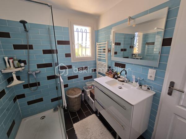 Garage, piscine, grande terrasse, 4 chambres, 2 salles d’eau et belle pièce de vie ouverte sur l’extérieur : une maison familiale complète, confortable et parfaitement équipée, dans un secteur résidentiel recherché et préservé des regards.
Dans l’un des secteurs recherchés et résidentiels de Gignac-la-Nerthe, au calme et à proximité des commerces et des écoles, découvrez cette agréable maison familiale de 121 m² habitables, construite en 2002 sur une parcelle de 700 m².
LES ATOUTS EN UN COUP D’ŒIL
Un extérieur privilégié
•	Terrain de 700 m²
•	Grande terrasse
•	Jardin d’agrément verdoyant
•	Piscine
•	Aucun vis-à-vis
•	Garage
Une maison pensée pour la vie de famille
•	121 m² habitables
•	4 chambres
•	Grande pièce de vie
•	Cuisine ouverte aménagée et équipée
•	Chambre avec accès direct à la piscine
•	Salle d’eau avec WC au niveau inférieur
•	Grande buanderie
•	Nombreux rangements
Des équipements performants
•	DPE classé B
•	Chauffage et climatisation gainables
•	Panneaux photovoltaïques
•	Chauffe-eau thermodynamique
•	Cheminée avec insert
•	Système d’alarme
•	Four à pizza
UNE BELLE PIÈCE DE VIE AU CŒUR DE LA MAISON
Le niveau principal s’organise autour d’une vaste pièce de vie, particulièrement conviviale, réunissant un espace salon avec cheminée avec insert, un espace séjour et une cuisine ouverte aménagée et équipée.
Les différents espaces communiquent naturellement et offrent une belle sensation de volume et de convivialité.
Le salon bénéficie d’une ouverture directe sur la grande terrasse et le jardin, permettant de profiter pleinement des extérieurs et de créer une agréable continuité entre intérieur et extérieur.
UNE ORGANISATION FAMILIALE PARTICULIÈREMENT FONCTIONNELLE
La maison est organisée sur deux niveaux avec un demi-niveau, ce qui lui confère une distribution agréable et originale.
Dès l’entrée, plusieurs espaces de rangement facilitent l’organisation du quotidien.
Le demi-niveau inférieur accueille une grande buanderie, particulièrement pratique pour une famille, ainsi qu’un accès direct au garage.
Ce même niveau dispose également d’une chambre bénéficiant d’un accès direct à la piscine, ainsi que d’une salle d’eau avec WC. Un espace particulièrement pratique pour une famille ou pour recevoir des amis.
À l’étage, l’espace nuit accueille trois chambres, ainsi qu’une salle de bains et un WC indépendant.
La maison offre ainsi quatre chambres au total, avec une répartition particulièrement adaptée à la vie familiale.
UN EXTÉRIEUR IDÉAL POUR PROFITER DES BEAUX JOURS
Implantée sur une parcelle de 700 m², la maison bénéficie d’un extérieur particulièrement agréable et préservé des regards, sans aucun vis-à-vis.
La grande terrasse, véritable prolongement de la pièce de vie, permet d’aménager un agréable espace repas et un salon extérieur pour profiter pleinement des beaux jours.
La piscine vient compléter cet espace de vie extérieur et invite à profiter des journées ensoleillées en famille ou entre amis.
Un espace convivial avec four à pizza vient également compléter cet extérieur, tandis que quelques espaces verts et un jardin d’agrément verdoyant entourent la maison et apportent une agréable touche de verdure à l’ensemble.
UN EMPLACEMENT RECHERCHÉ
Située dans un quartier calme et agréable de Gignac-la-Nerthe, cette maison bénéficie d’un environnement résidentiel tout en restant à proximité des commerces et des écoles.
Elle conviendra parfaitement à une famille recherchant une maison confortable, fonctionnelle et bien équipée, avec un véritable espace extérieur et la possibilité de recevoir famille ou amis dans d’excellentes conditions.
Une maison familiale complète et agréable à vivre, idéale pour une famille à la recherche d’espace, de confort et d’un extérieur privilégié, tout en bénéficiant d’une distribution particulièrement fonctionnelle.
À découvrir rapidement !
Fabrice Geneuil – BSK Immobilier
Votre projet immobilier est ma priorité.