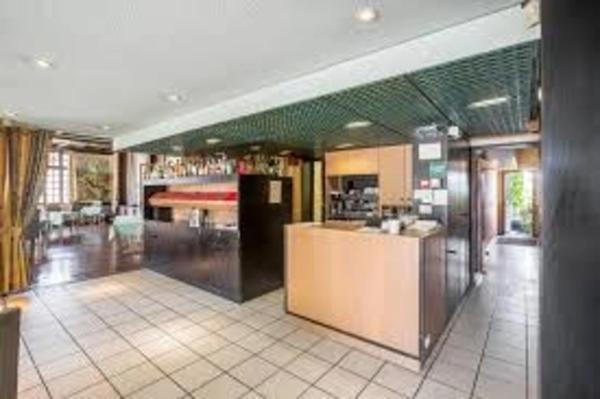 Dpt Allier (03), à vendre ESTIVAREILLES , Murs et Fond ,  Hôtel - Restaurant -Bar ( licence 4 ) 10 minutes de Montluçon