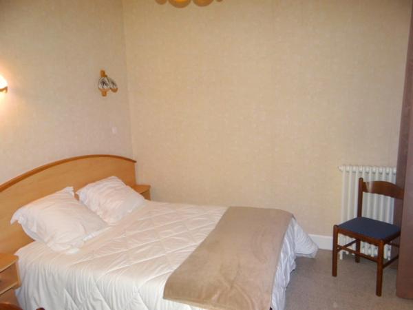 Dpt Allier (03), à vendre ESTIVAREILLES , Murs et Fond ,  Hôtel - Restaurant -Bar ( licence 4 ) 10 minutes de Montluçon