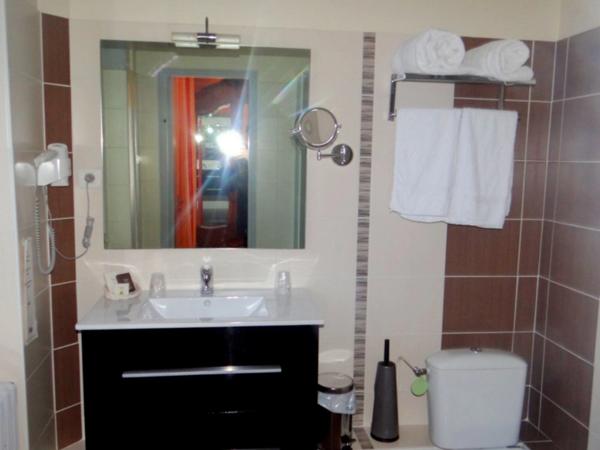 Dpt Allier (03), à vendre ESTIVAREILLES , Murs et Fond ,  Hôtel - Restaurant -Bar ( licence 4 ) 10 minutes de Montluçon