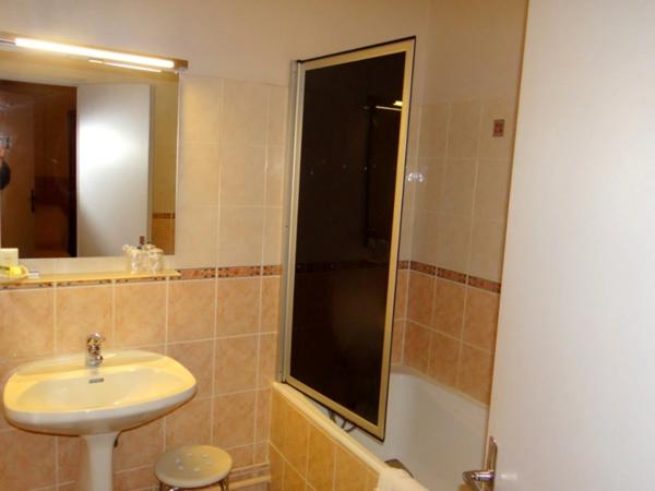 Dpt Allier (03), à vendre ESTIVAREILLES , Murs et Fond ,  Hôtel - Restaurant -Bar ( licence 4 ) 10 minutes de Montluçon