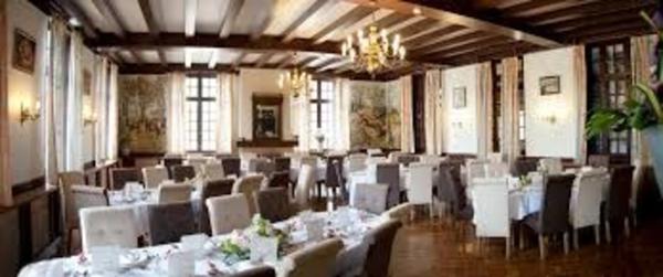 Dpt Allier (03), à vendre ESTIVAREILLES , Murs et Fond ,  Hôtel - Restaurant -Bar ( licence 4 ) 10 minutes de Montluçon