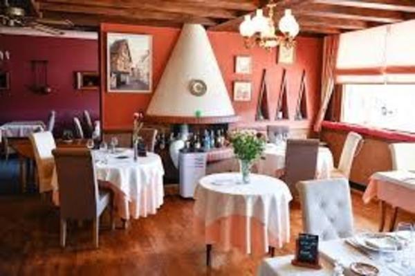 Dpt Allier (03), à vendre ESTIVAREILLES , Murs et Fond ,  Hôtel - Restaurant -Bar ( licence 4 ) 10 minutes de Montluçon