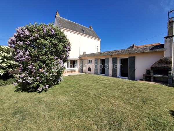 🔥 MAISON FAMILIALE AVEC VUE MER – FORT POTENTIEL À RÉVÉLER ! 🔥

📍 Dieppe – Quartier Vieux Neuville (calme & recherché)

Vous cherchez une maison avec du cachet, de l’espace et la possibilité de créer un lieu à votre image ?
👉 Cette maison est une vraie opportunité.

Derrière sa façade pleine de charme (à l'origine maison en briques comme dans le quartier), découvrez 135 m² à réinventer selon vos envies, avec déjà tout ce qu’il faut pour séduire :

✨ Un séjour lumineux de 35 m² avec cheminée, ouvert sur le jardin
✨ 4 à 5 chambres possibles, dont certaines avec vue mer 🌊
✨ Jardin intimiste de 422 m², clos, sans vis-à-vis
✨ Quartier prisé, au calme, proche de tout

🏡 Une maison saine et bien entretenue, qui offre une excellente base…
💡 Travaux d’isolation  et de rafraichissement à prévoir pour en faire un véritable cocon moderne et confortable.

👉 Parfaite pour :
•	une grande famille 
•	une résidence secondaire pleine de charme 
•	un projet de valorisation avec fort potentiel 

📞 Ne tardez pas : contactez-moi dès maintenant pour organiser une visite et découvrir tout ce que cette maison peut devenir.