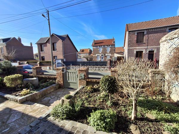 🔥 MAISON FAMILIALE AVEC VUE MER – FORT POTENTIEL À RÉVÉLER ! 🔥

📍 Dieppe – Quartier Vieux Neuville (calme & recherché)

Vous cherchez une maison avec du cachet, de l’espace et la possibilité de créer un lieu à votre image ?
👉 Cette maison est une vraie opportunité.

Derrière sa façade pleine de charme (à l'origine maison en briques comme dans le quartier), découvrez 135 m² à réinventer selon vos envies, avec déjà tout ce qu’il faut pour séduire :

✨ Un séjour lumineux de 35 m² avec cheminée, ouvert sur le jardin
✨ 4 à 5 chambres possibles, dont certaines avec vue mer 🌊
✨ Jardin intimiste de 422 m², clos, sans vis-à-vis
✨ Quartier prisé, au calme, proche de tout

🏡 Une maison saine et bien entretenue, qui offre une excellente base…
💡 Travaux d’isolation  et de rafraichissement à prévoir pour en faire un véritable cocon moderne et confortable.

👉 Parfaite pour :
•	une grande famille 
•	une résidence secondaire pleine de charme 
•	un projet de valorisation avec fort potentiel 

📞 Ne tardez pas : contactez-moi dès maintenant pour organiser une visite et découvrir tout ce que cette maison peut devenir.