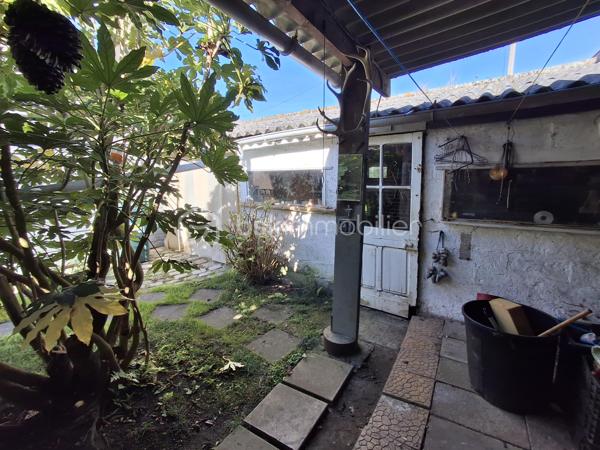 🔥 MAISON FAMILIALE AVEC VUE MER – FORT POTENTIEL À RÉVÉLER ! 🔥

📍 Dieppe – Quartier Vieux Neuville (calme & recherché)

Vous cherchez une maison avec du cachet, de l’espace et la possibilité de créer un lieu à votre image ?
👉 Cette maison est une vraie opportunité.

Derrière sa façade pleine de charme (à l'origine maison en briques comme dans le quartier), découvrez 135 m² à réinventer selon vos envies, avec déjà tout ce qu’il faut pour séduire :

✨ Un séjour lumineux de 35 m² avec cheminée, ouvert sur le jardin
✨ 4 à 5 chambres possibles, dont certaines avec vue mer 🌊
✨ Jardin intimiste de 422 m², clos, sans vis-à-vis
✨ Quartier prisé, au calme, proche de tout

🏡 Une maison saine et bien entretenue, qui offre une excellente base…
💡 Travaux d’isolation  et de rafraichissement à prévoir pour en faire un véritable cocon moderne et confortable.

👉 Parfaite pour :
•	une grande famille 
•	une résidence secondaire pleine de charme 
•	un projet de valorisation avec fort potentiel 

📞 Ne tardez pas : contactez-moi dès maintenant pour organiser une visite et découvrir tout ce que cette maison peut devenir.
