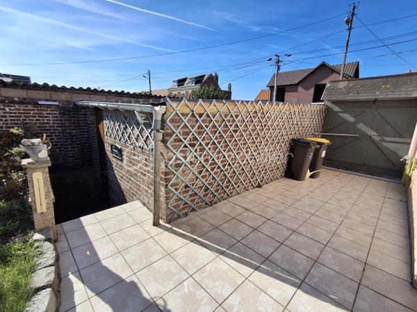 🔥 MAISON FAMILIALE AVEC VUE MER – FORT POTENTIEL À RÉVÉLER ! 🔥

📍 Dieppe – Quartier Vieux Neuville (calme & recherché)

Vous cherchez une maison avec du cachet, de l’espace et la possibilité de créer un lieu à votre image ?
👉 Cette maison est une vraie opportunité.

Derrière sa façade pleine de charme (à l'origine maison en briques comme dans le quartier), découvrez 135 m² à réinventer selon vos envies, avec déjà tout ce qu’il faut pour séduire :

✨ Un séjour lumineux de 35 m² avec cheminée, ouvert sur le jardin
✨ 4 à 5 chambres possibles, dont certaines avec vue mer 🌊
✨ Jardin intimiste de 422 m², clos, sans vis-à-vis
✨ Quartier prisé, au calme, proche de tout

🏡 Une maison saine et bien entretenue, qui offre une excellente base…
💡 Travaux d’isolation  et de rafraichissement à prévoir pour en faire un véritable cocon moderne et confortable.

👉 Parfaite pour :
•	une grande famille 
•	une résidence secondaire pleine de charme 
•	un projet de valorisation avec fort potentiel 

📞 Ne tardez pas : contactez-moi dès maintenant pour organiser une visite et découvrir tout ce que cette maison peut devenir.