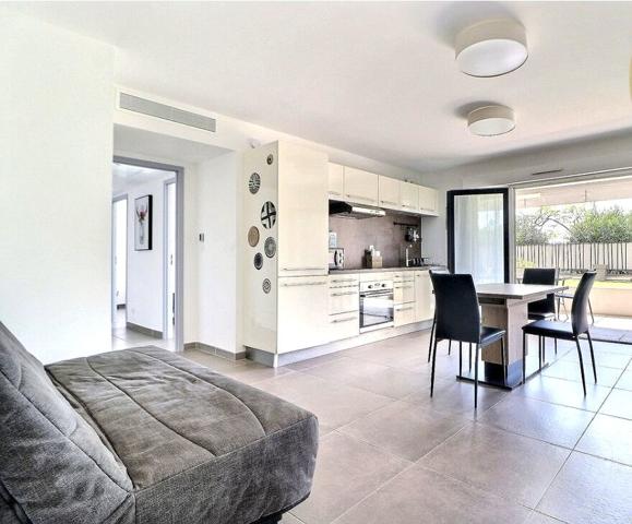 À vendre : Appartement lumineux de 3 pièces à Saint-Raphaël avec vue mer de la piscine!