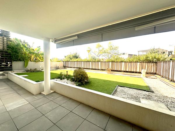 À vendre : Appartement lumineux de 3 pièces à Saint-Raphaël avec vue mer de la piscine!