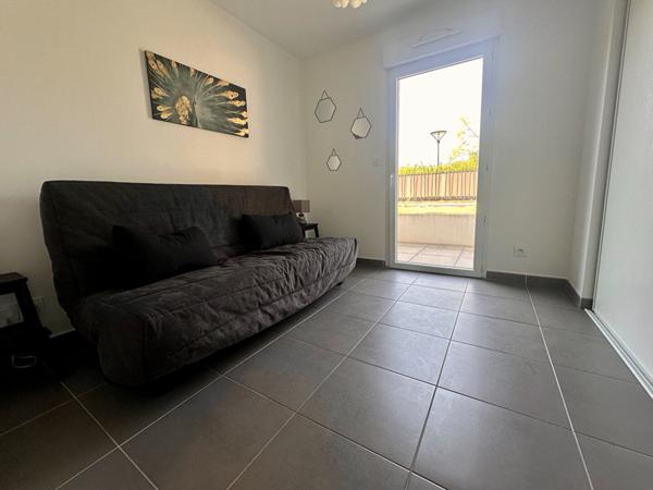 À vendre : Appartement lumineux de 3 pièces à Saint-Raphaël avec vue mer de la piscine!