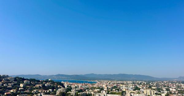 À vendre : Appartement lumineux de 3 pièces à Saint-Raphaël avec vue mer de la piscine!