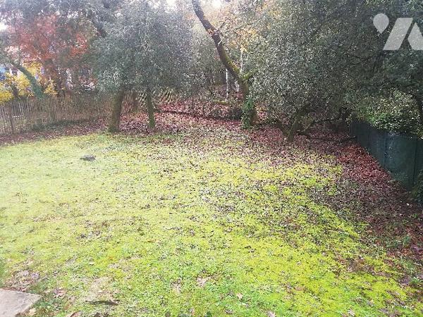 A environ 100 m de la plage et de l'océan, maison des années 60 sur 2 niveaux avec garage et jardin.