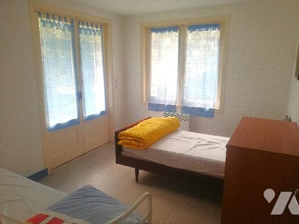 A environ 100 m de la plage et de l'océan, maison des années 60 sur 2 niveaux avec garage et jardin.