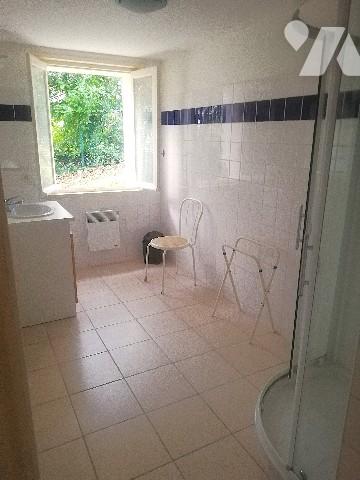 A environ 100 m de la plage et de l'océan, maison des années 60 sur 2 niveaux avec garage et jardin.