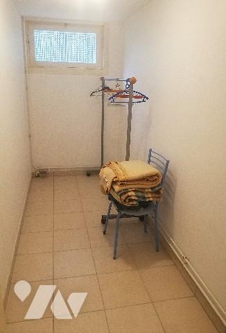 A environ 100 m de la plage et de l'océan, maison des années 60 sur 2 niveaux avec garage et jardin.