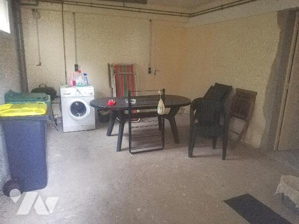 A environ 100 m de la plage et de l'océan, maison des années 60 sur 2 niveaux avec garage et jardin.